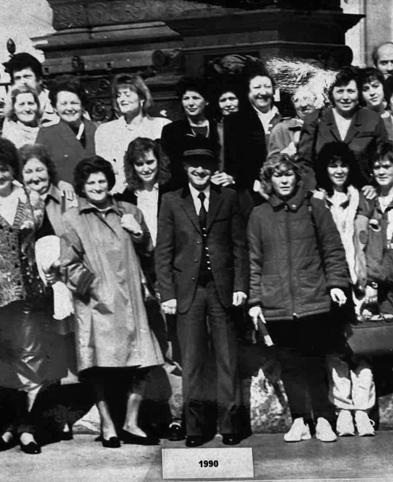 un'immagine in bianco e nero di un gruppo di persone