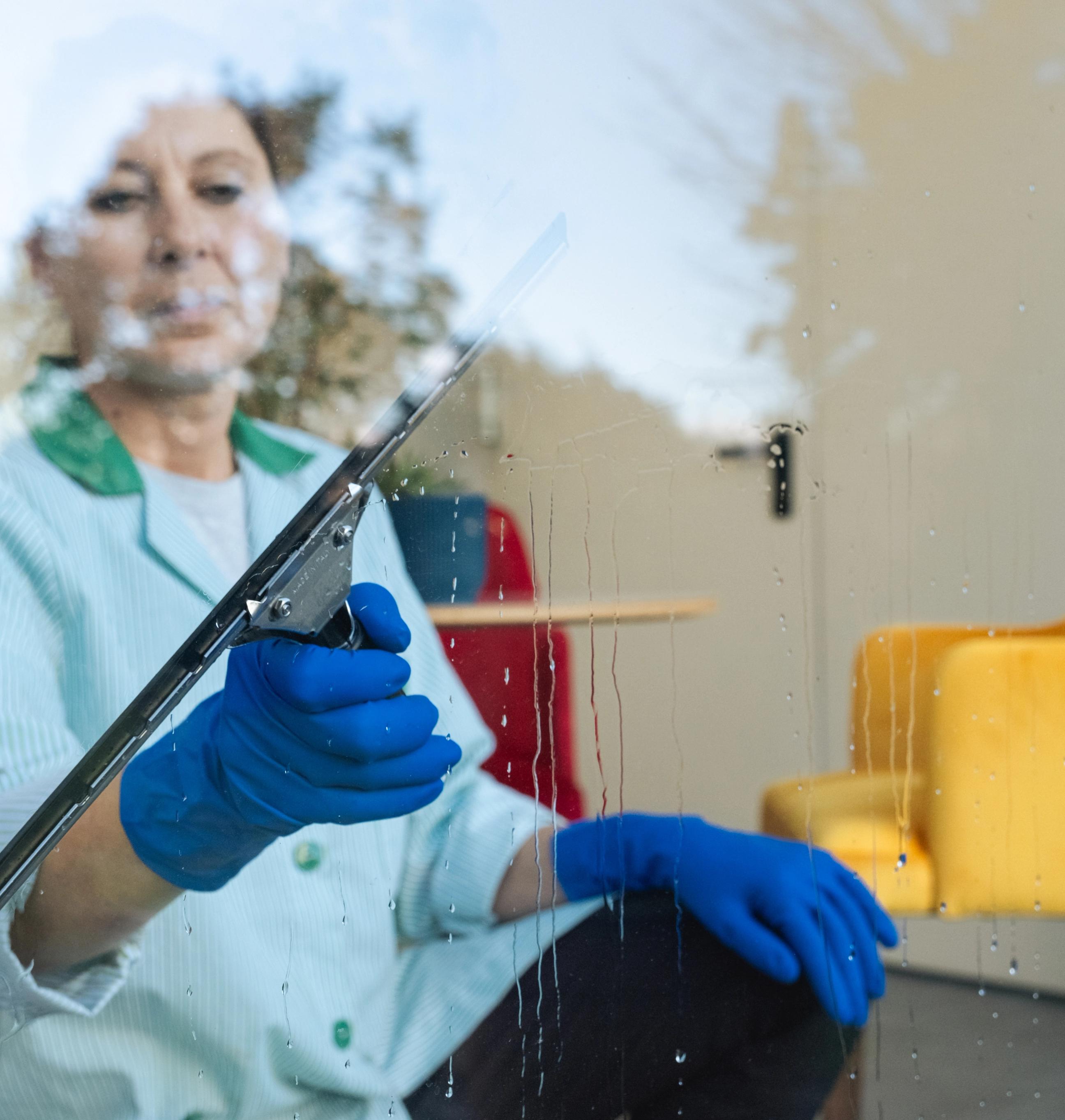 una persona che pulisce una finestra a vetro