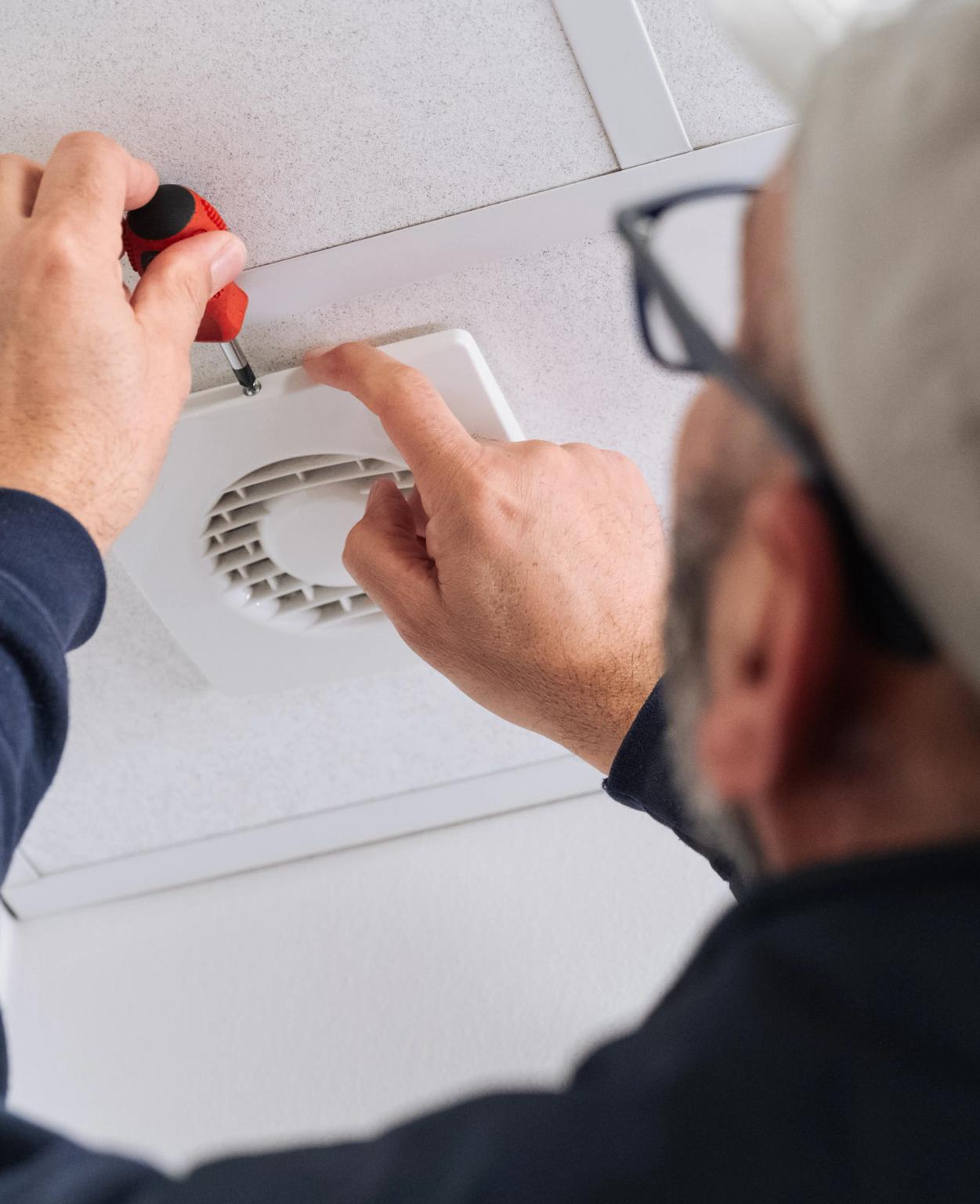 una persona che ripara una presa elettrica