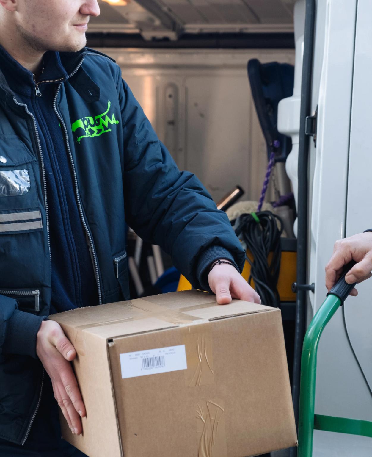 una persona con un pacco in mano