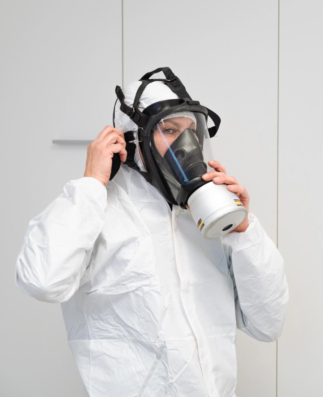 una persona con una tuta bianca