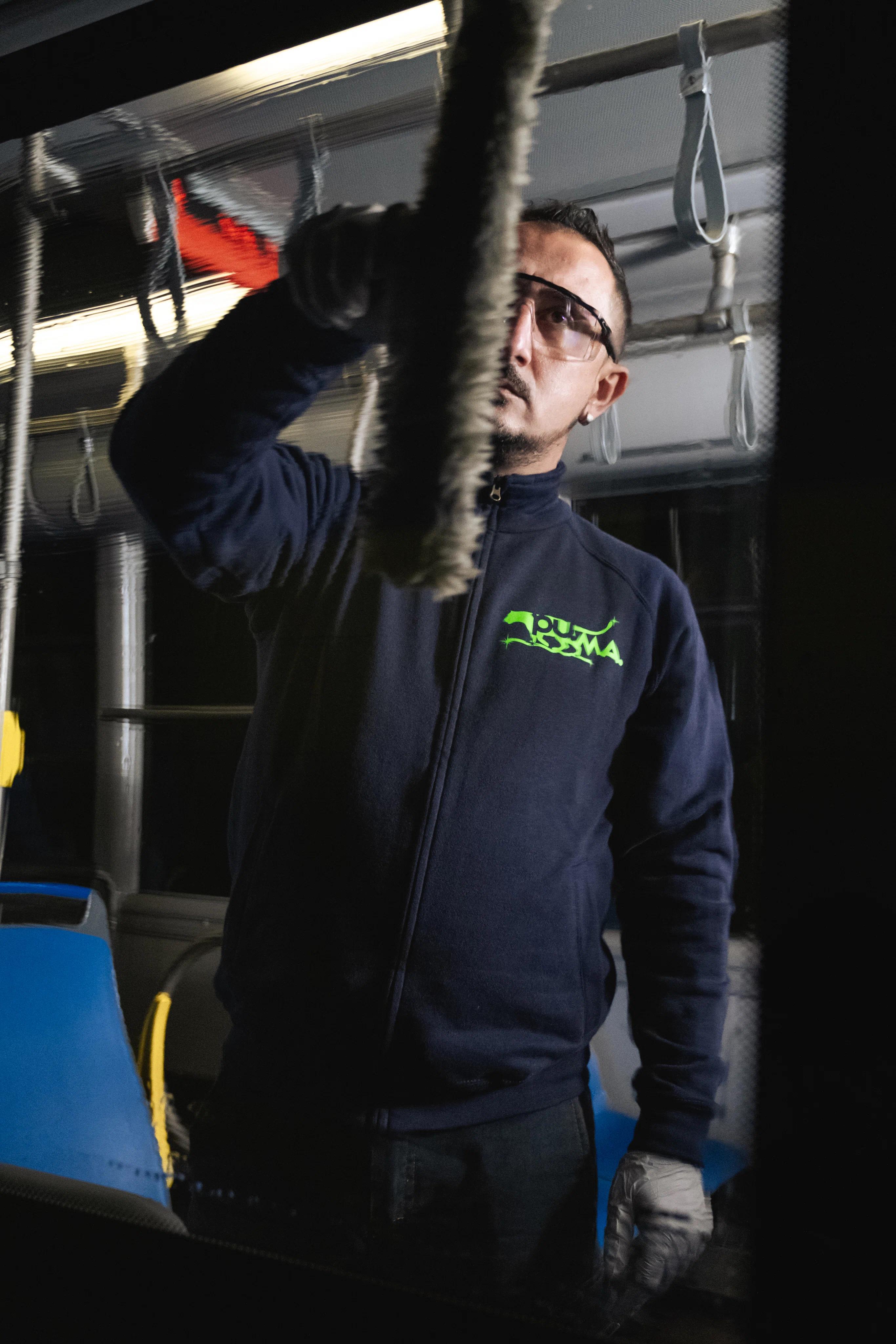 una persona che pulisce degli attrezzi da palestra