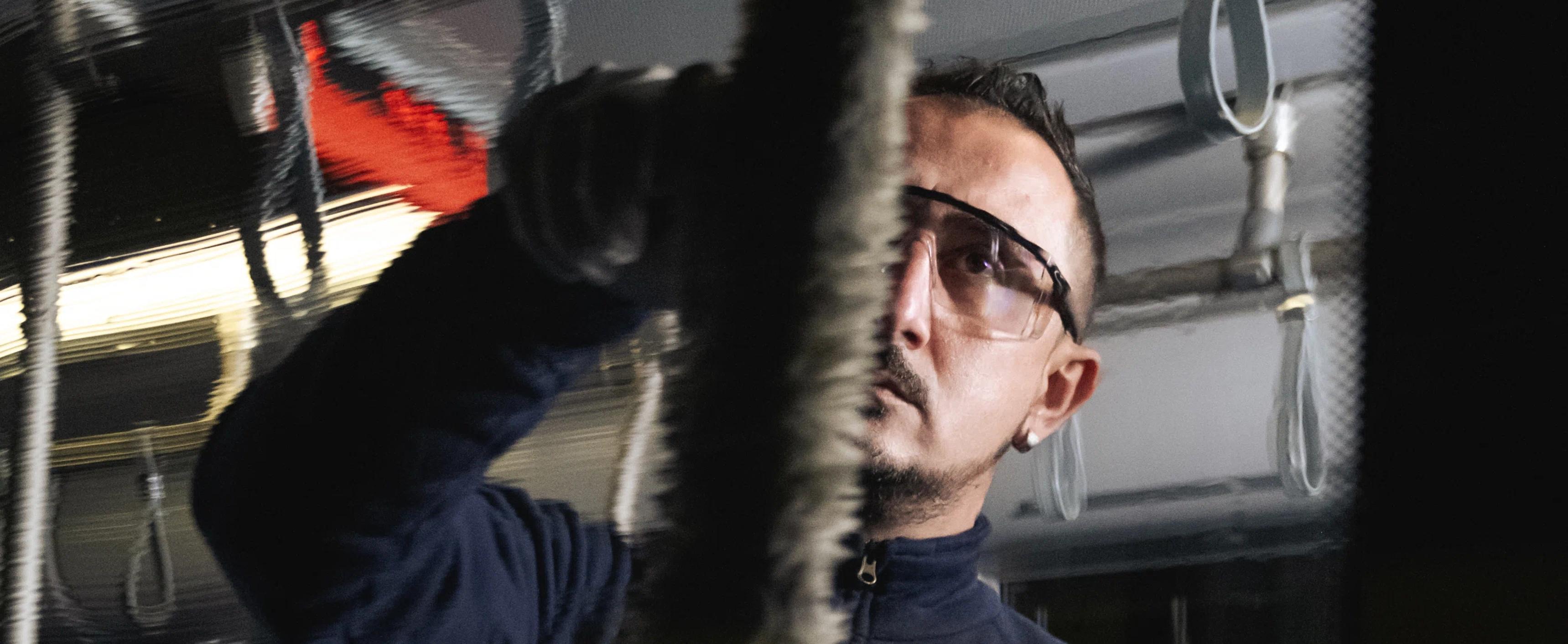 una persona che pulisce degli attrezzi da palestra