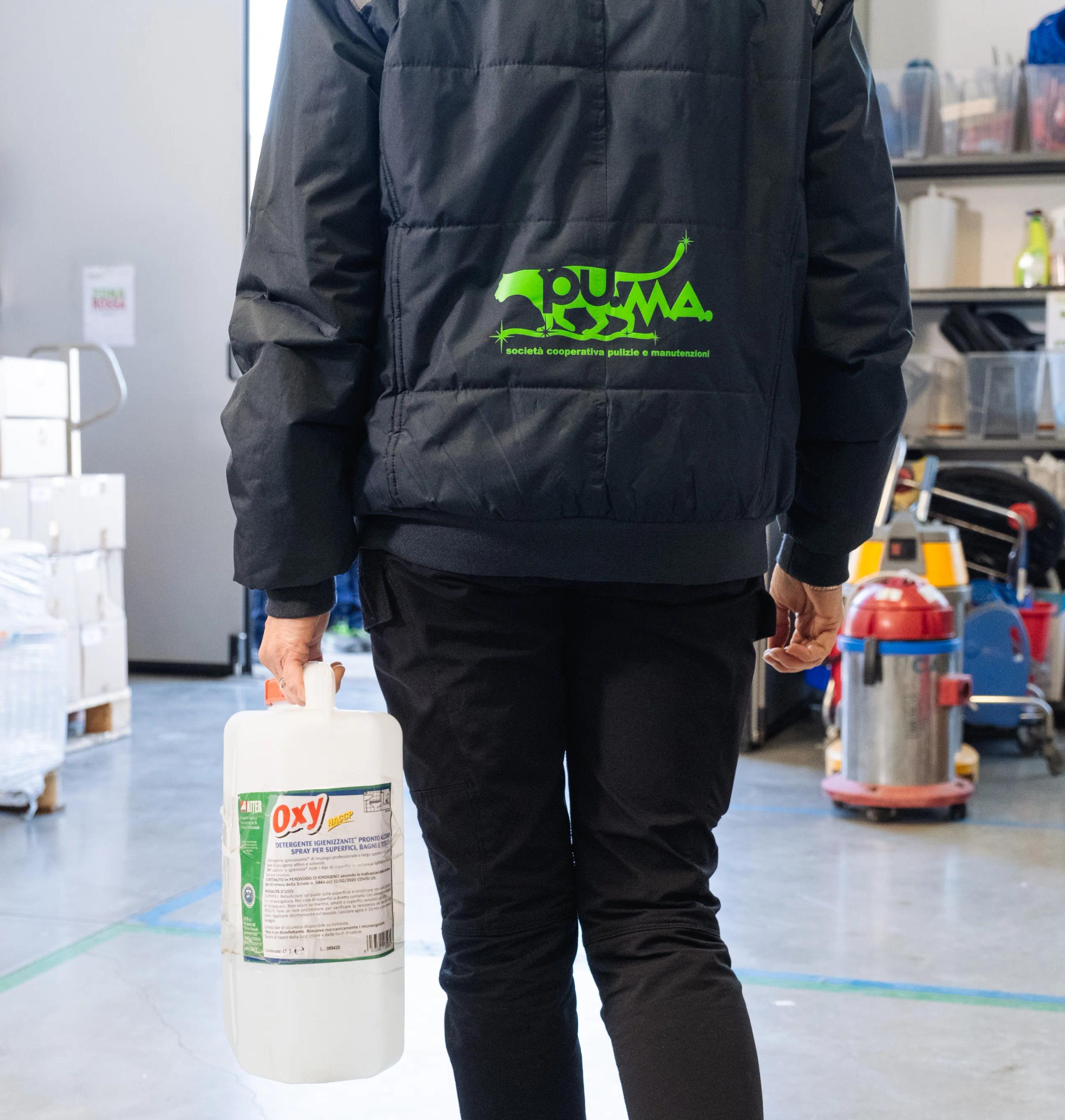 una persona che ha in mano una bottiglia in plastica