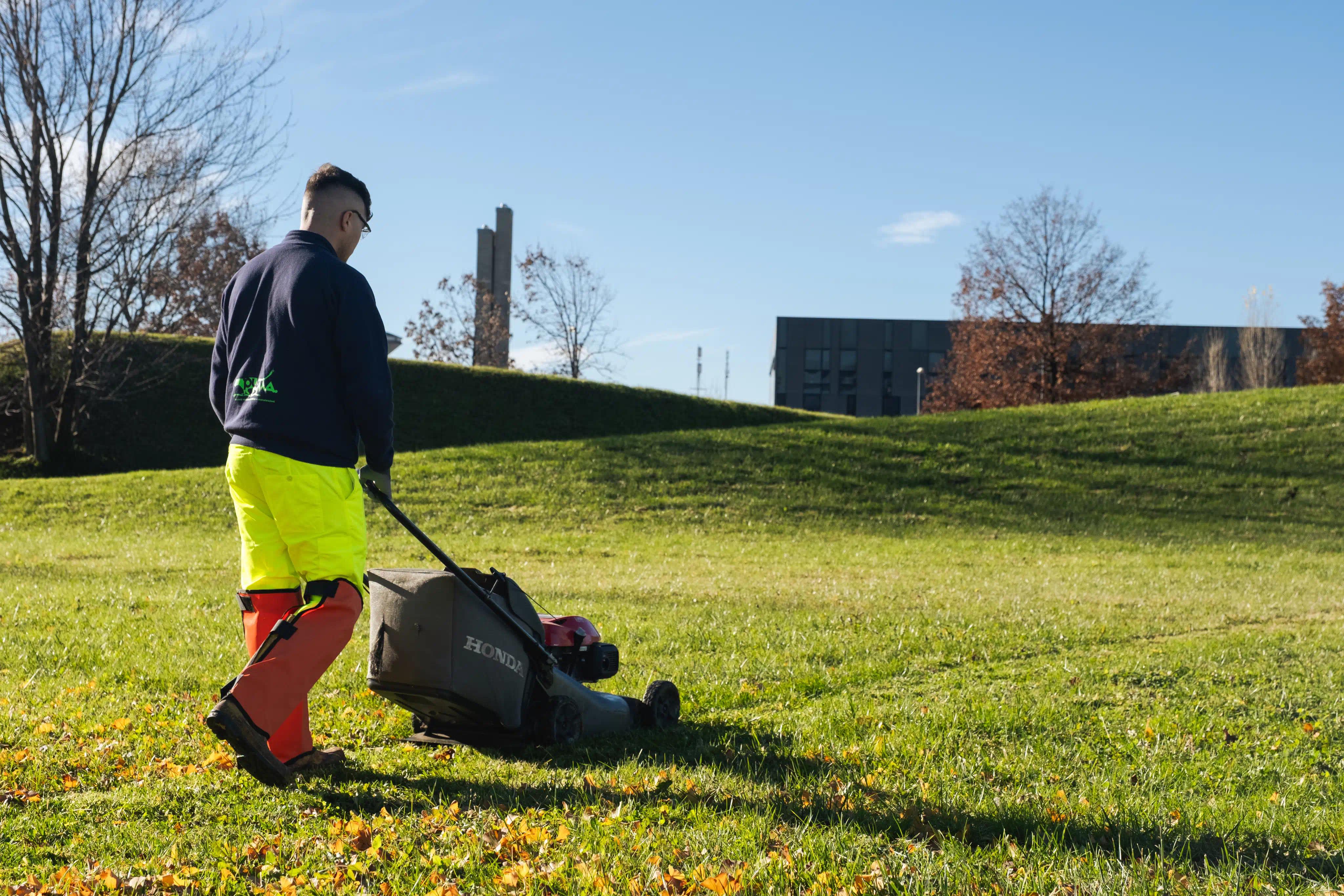 una persona che taglia l'erba