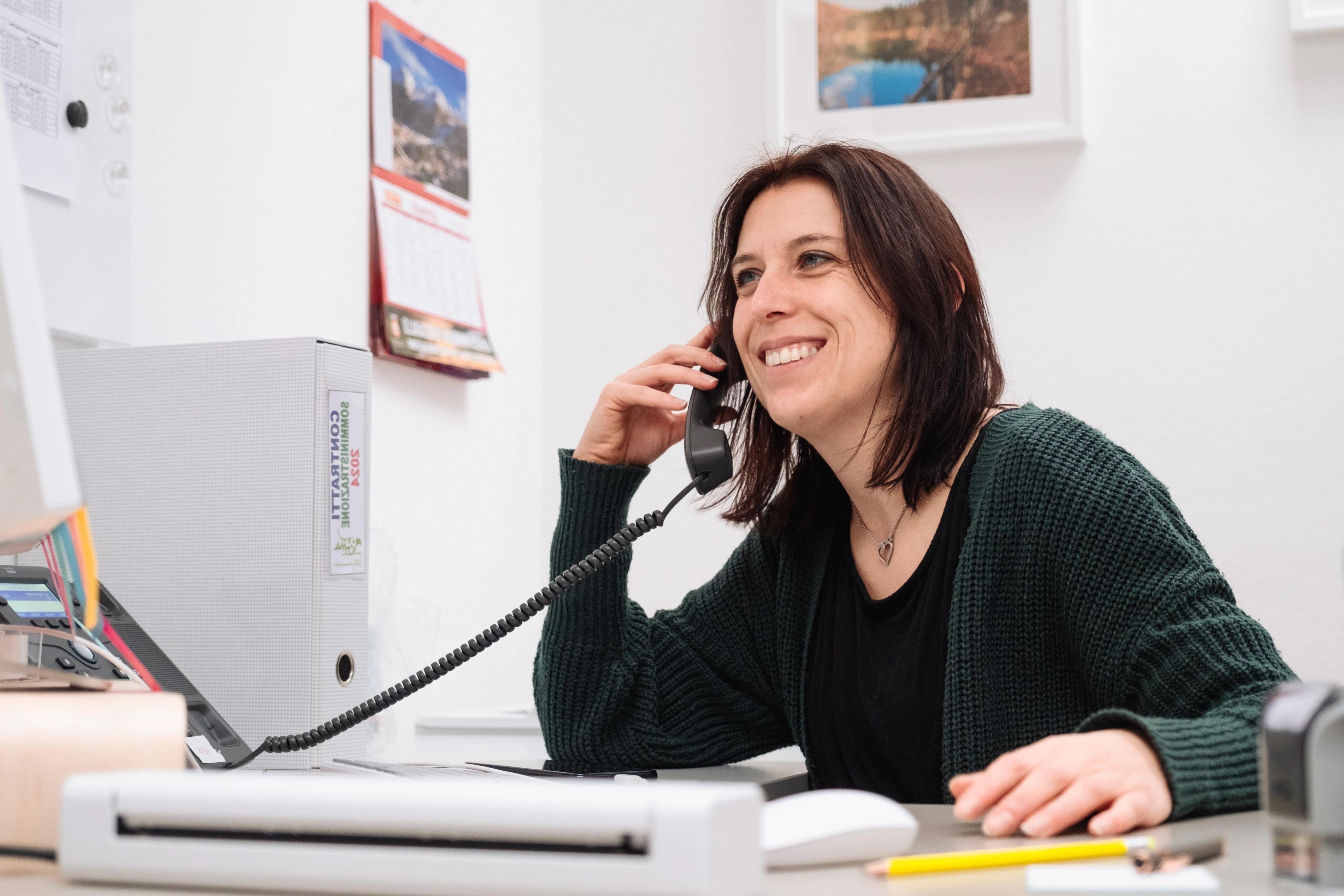 una ragazza che sorride e parla al telefono