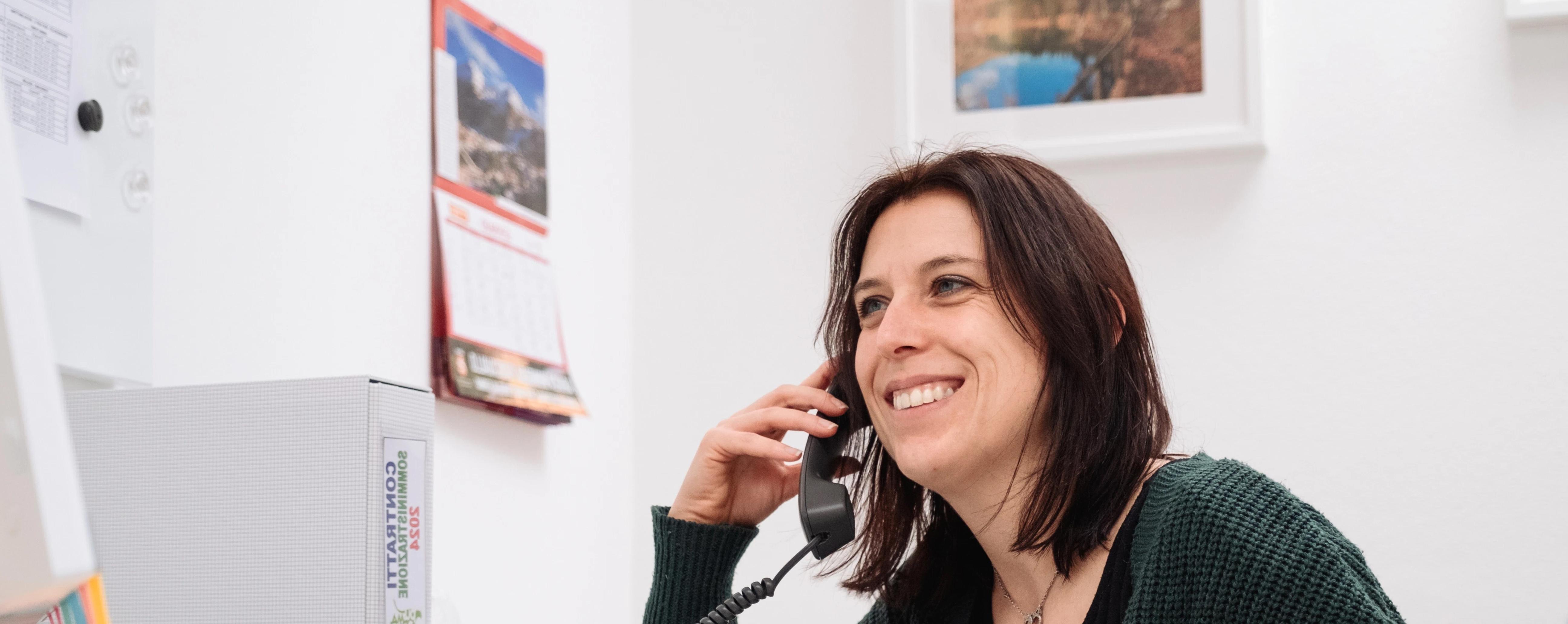 una ragazza che sorride e parla al telefono