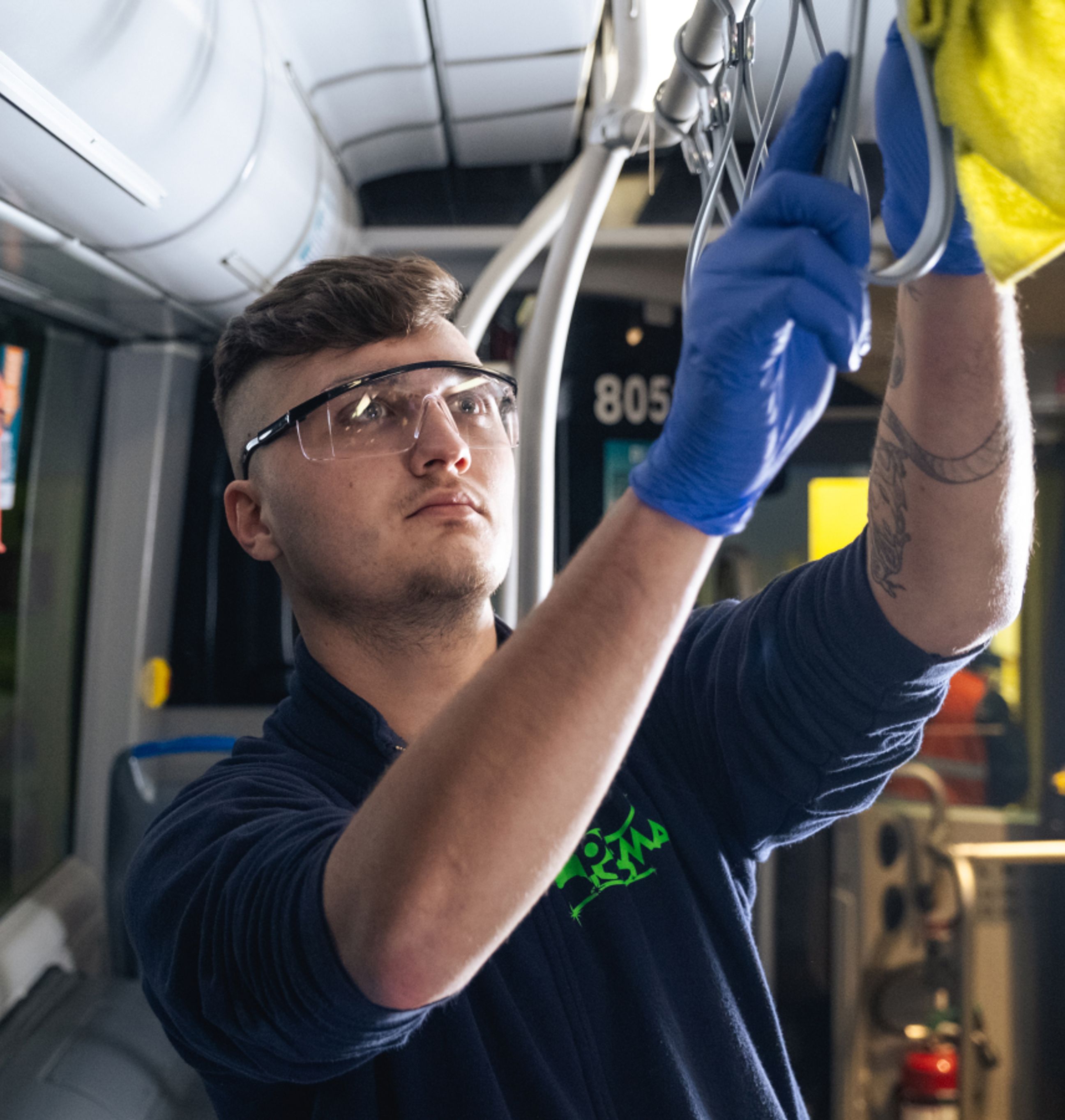 una persona che pulisce con uno straccio e indossa dei guanti