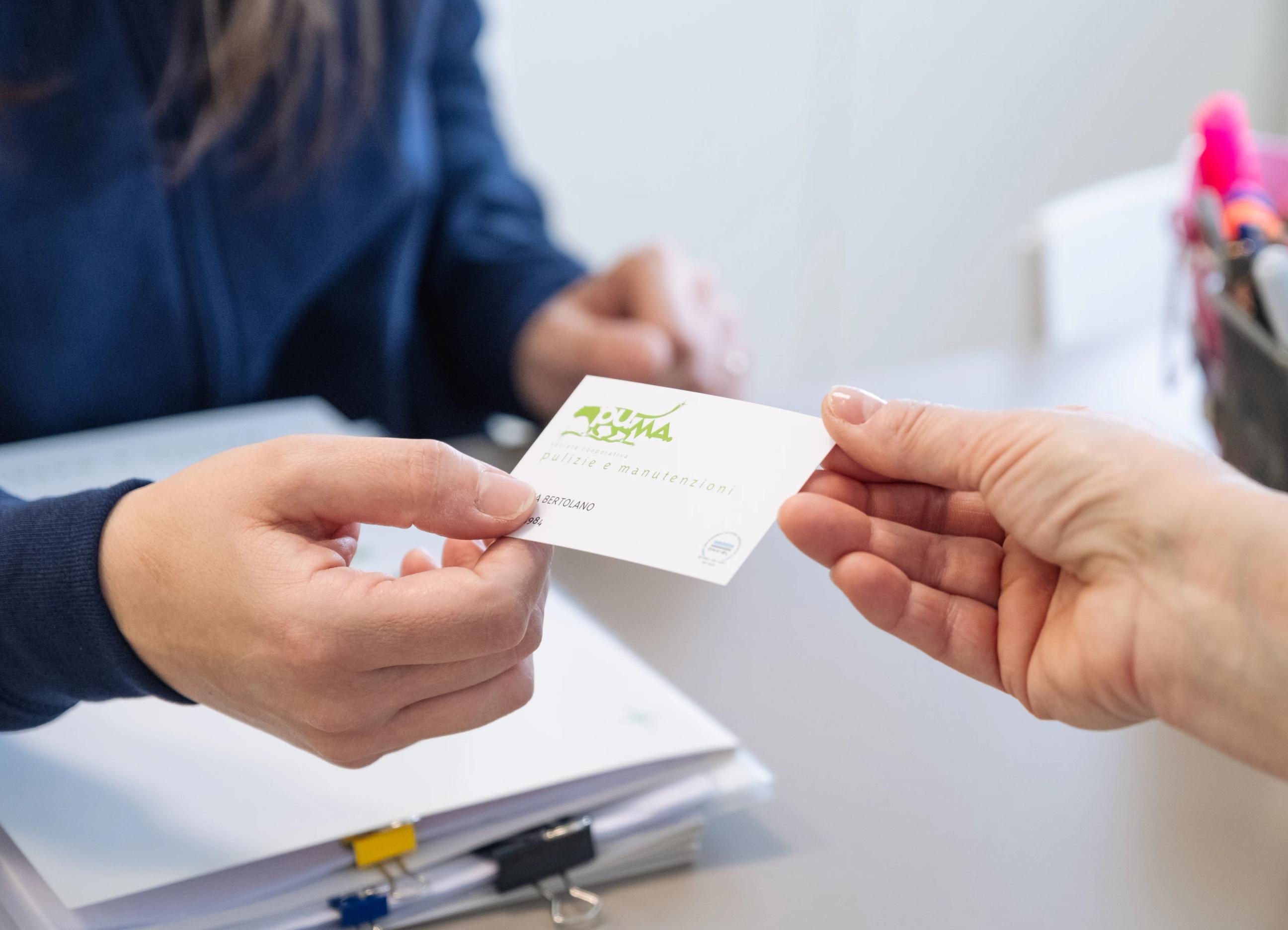 due persone che si scambiano un bigliettin