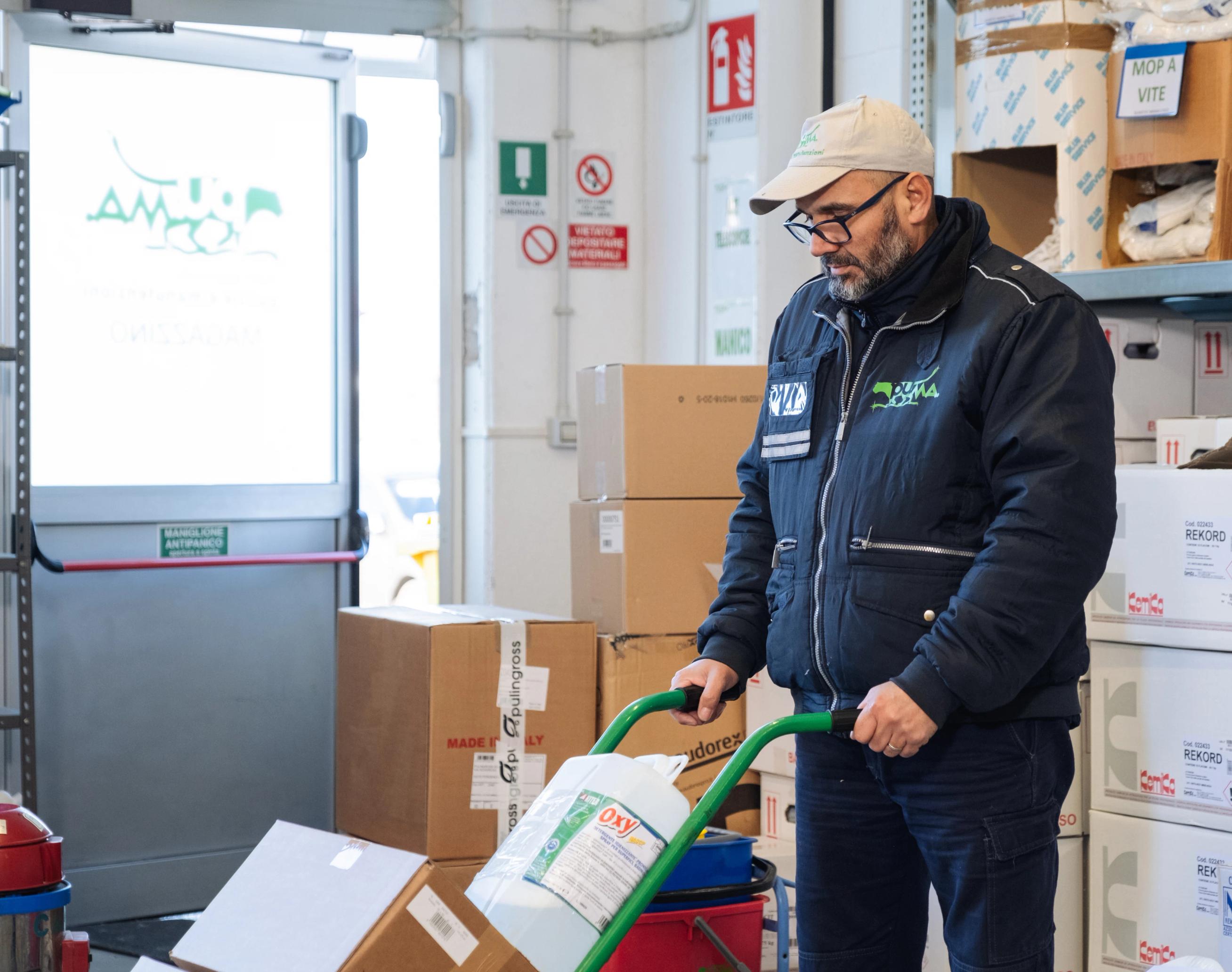 una persona che porta un pacco