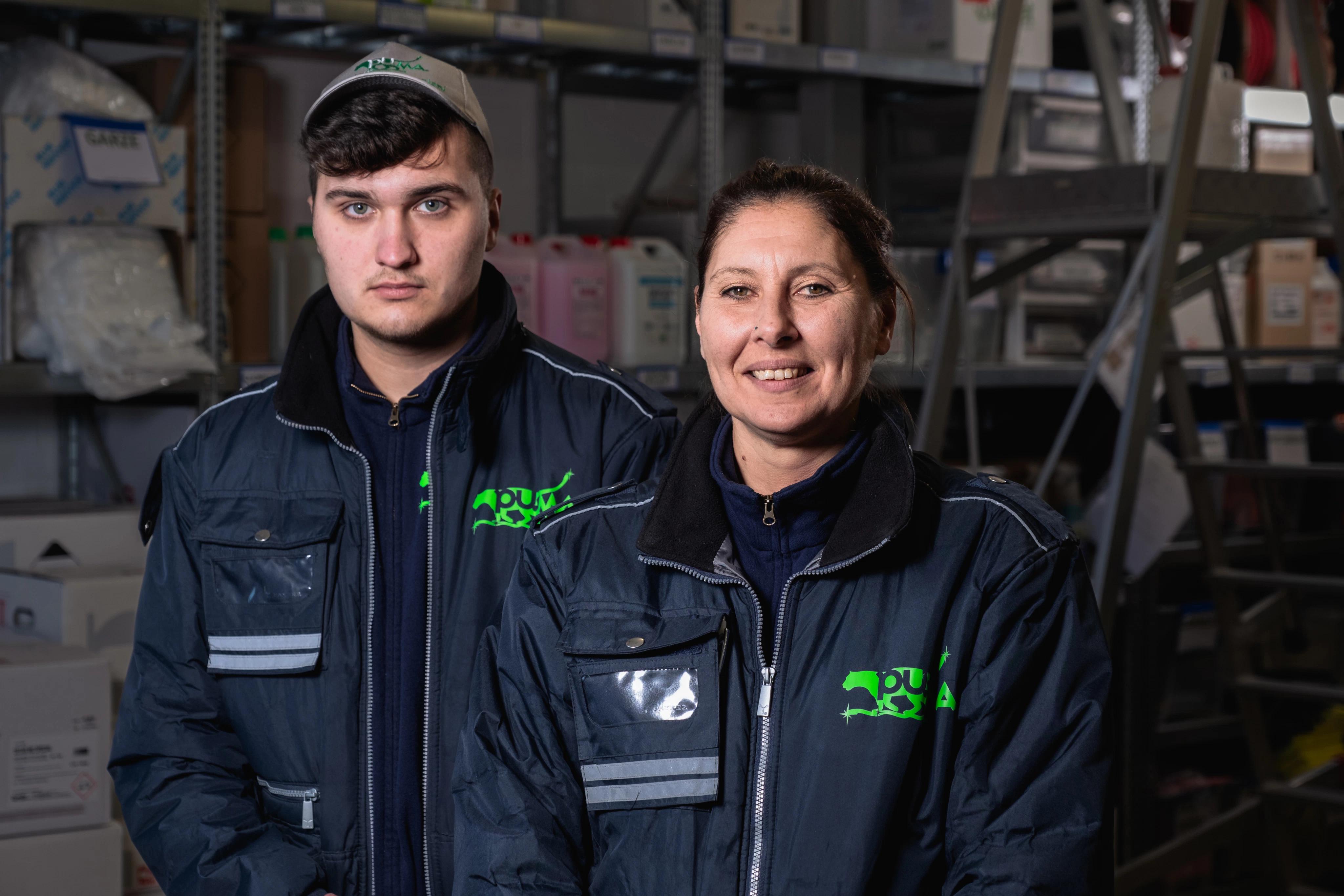 due persone che sorridono