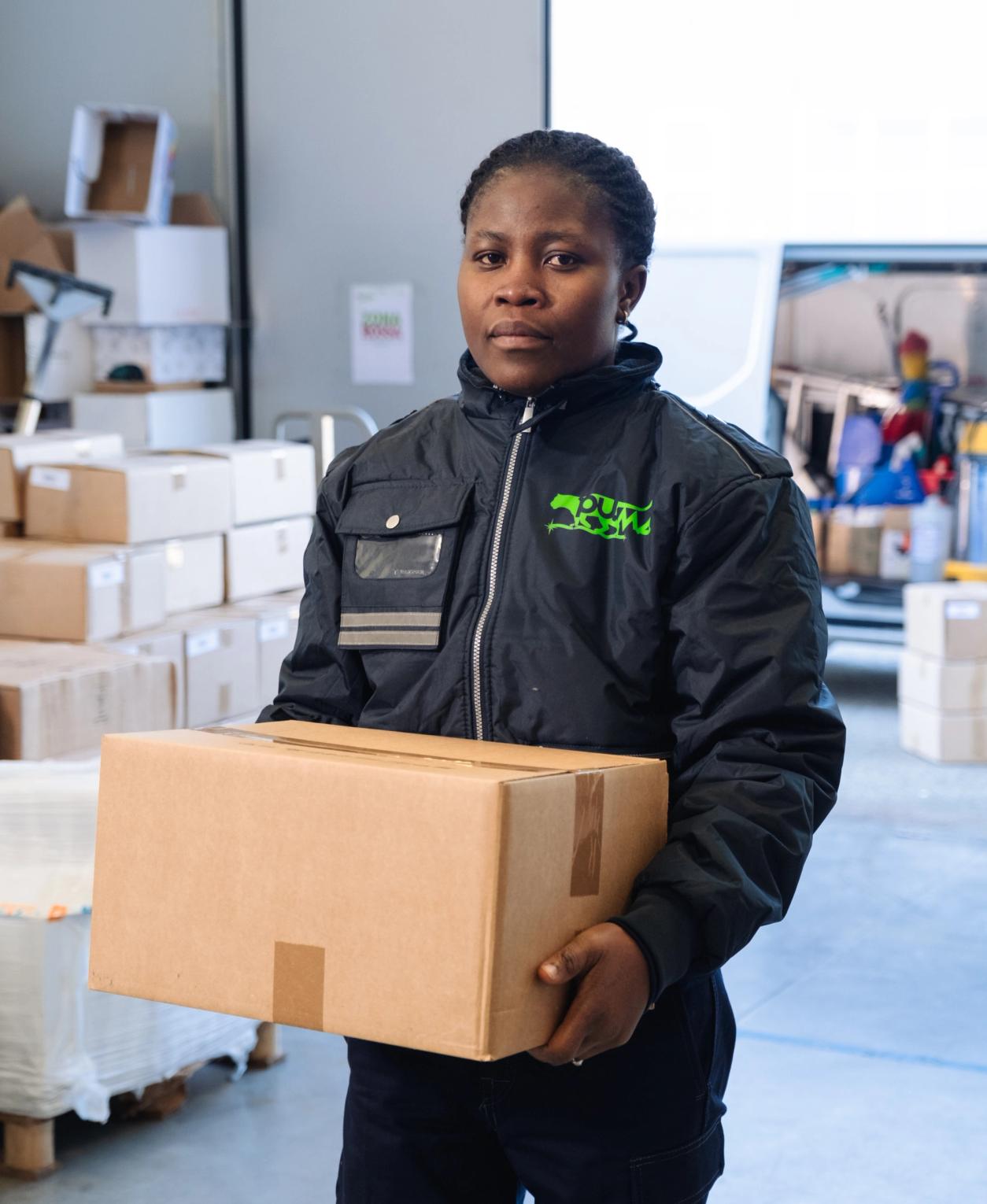 una persona che ha in mano un pacco