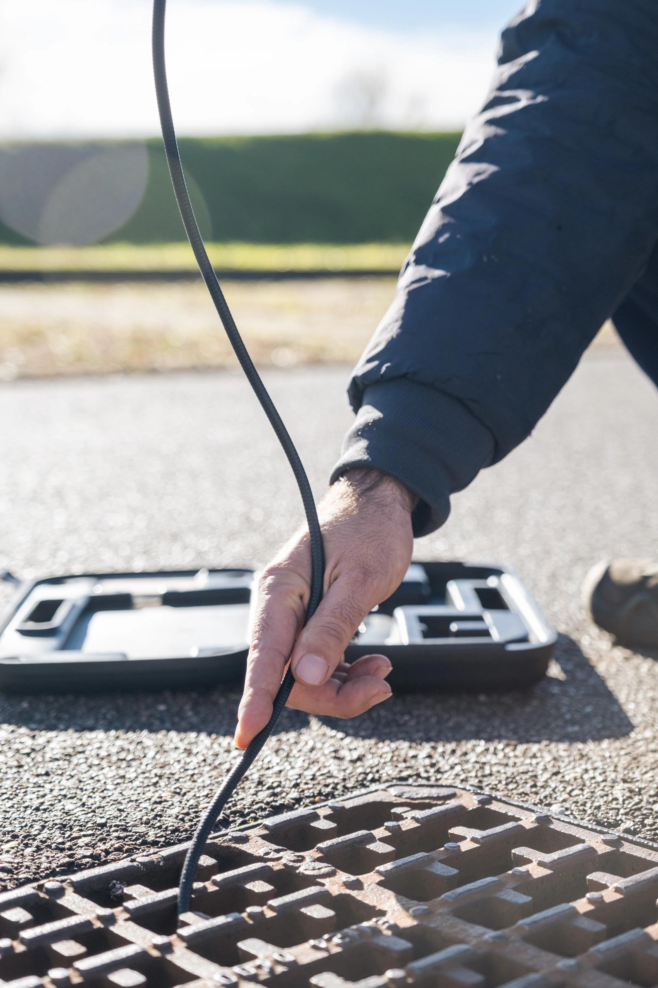 una ragazze che maneggia un cavo
