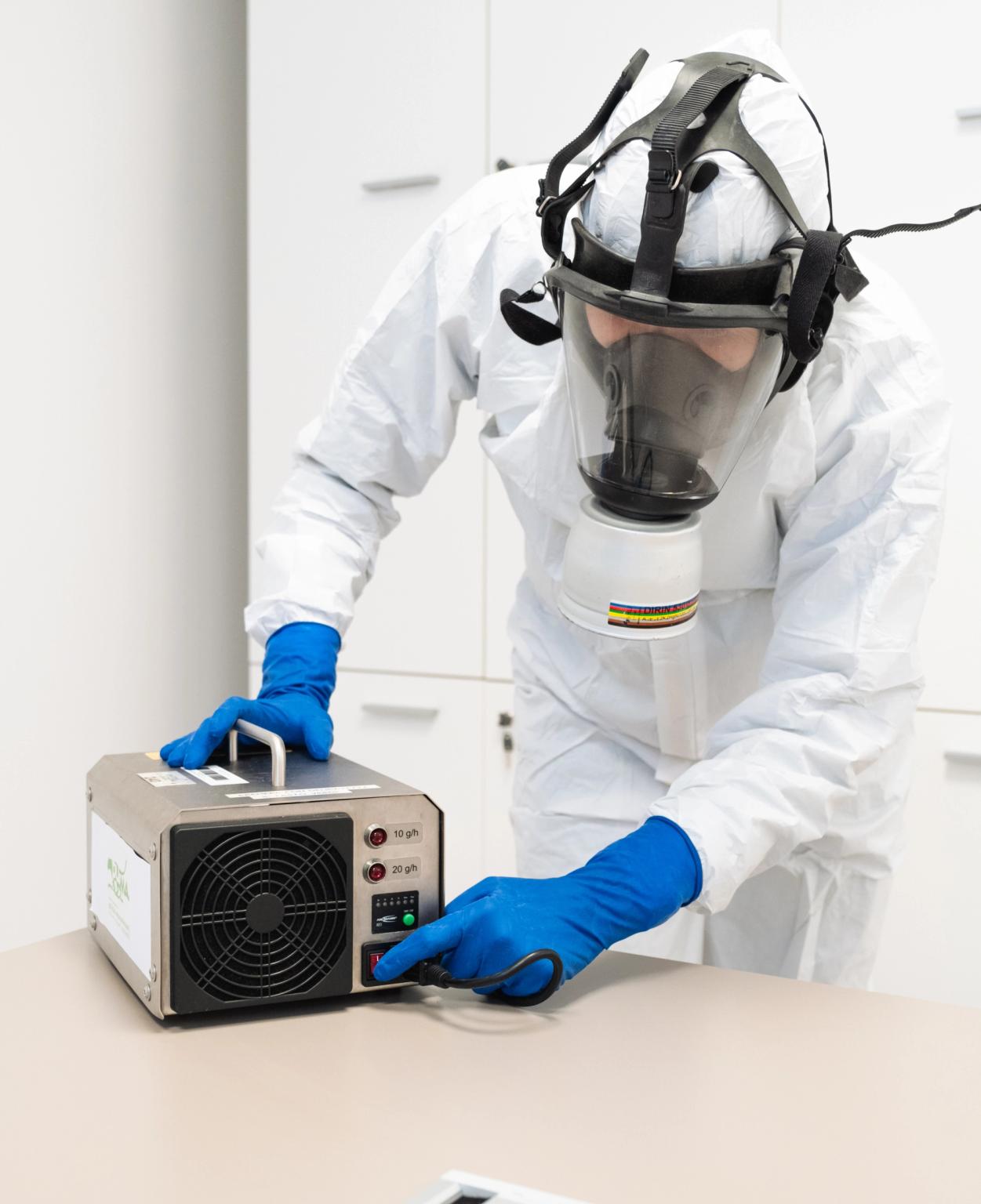 una persona con una tuta bianca