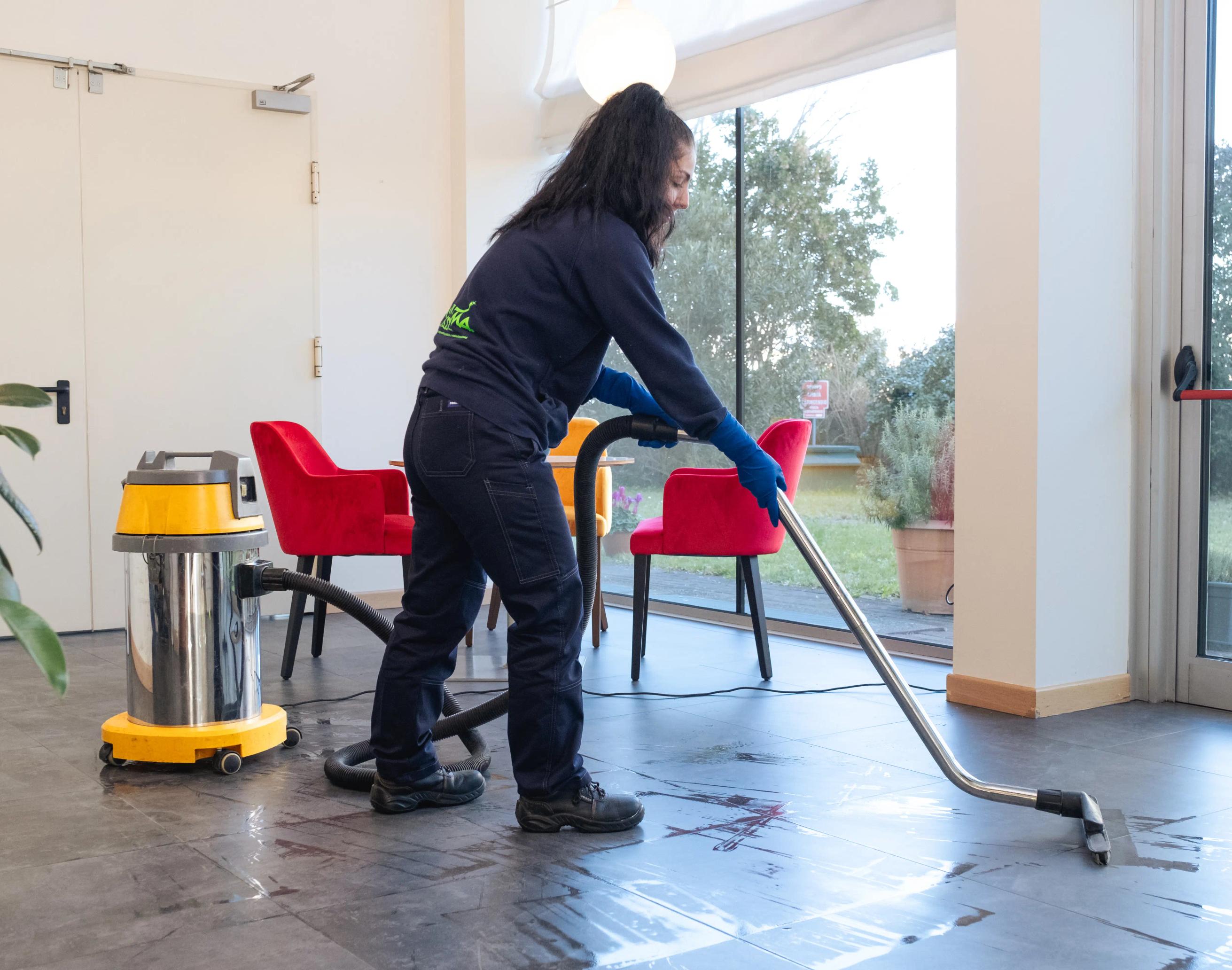 una persona che pulisce un centro direzionale