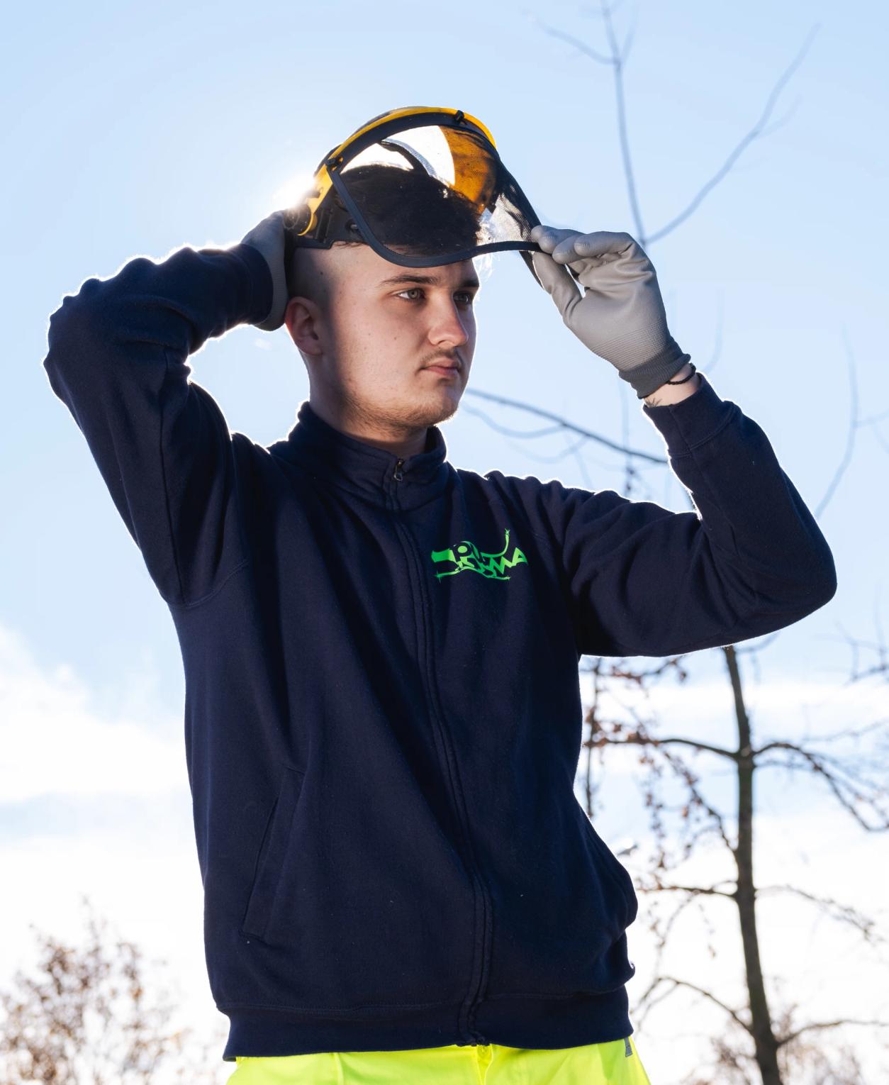 un ragazzo con una visiera