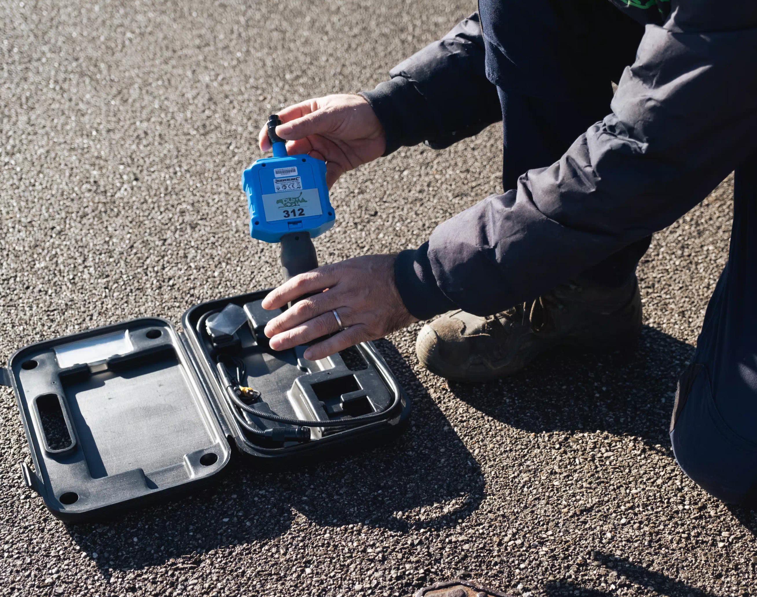 una persona con una valigia nera aperta