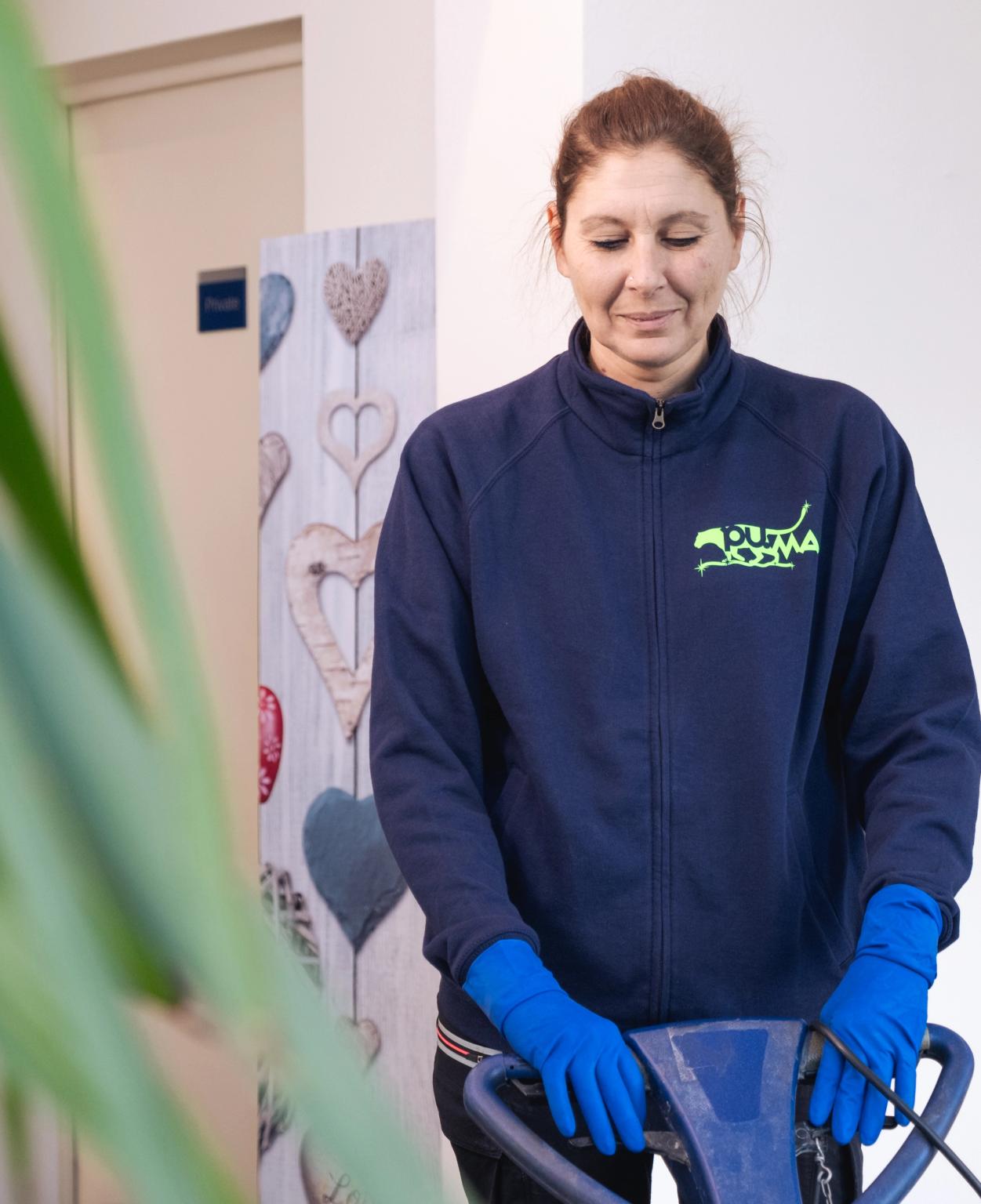 una persona che pulisce con un'aspirapolvere