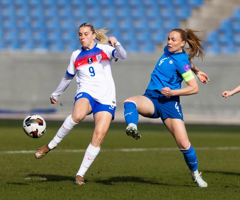 Glódís Perla og Alessia Russo.