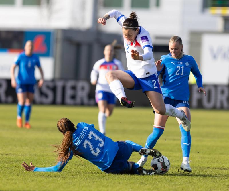 Sveindís Jane og Lucy Bronze