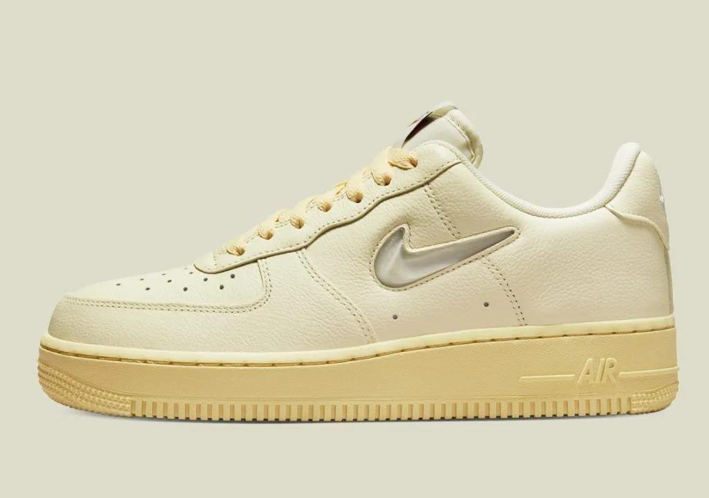 Nike Air Force 1 ’07 LX WMNS Coconut Milk
