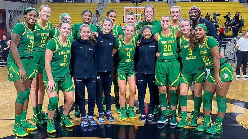 Echipa femininÄ de baschet din Oregon cu Kobe Či Gianna Bryant