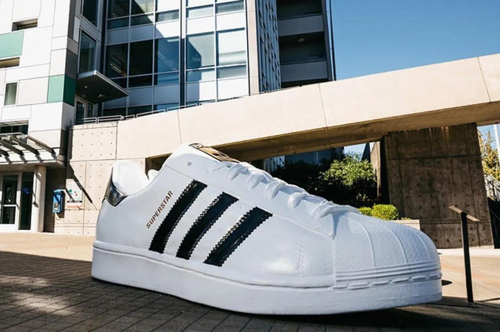 Adidas Superstar Herazogenaurach Statue