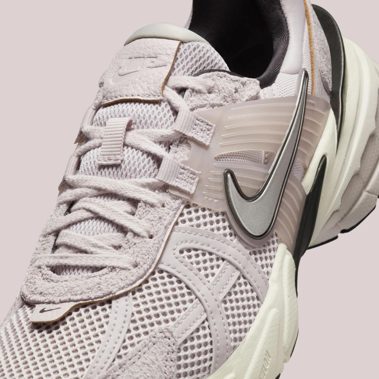 Nike V2K Run Platinum Violet / Chrome FN6703-001