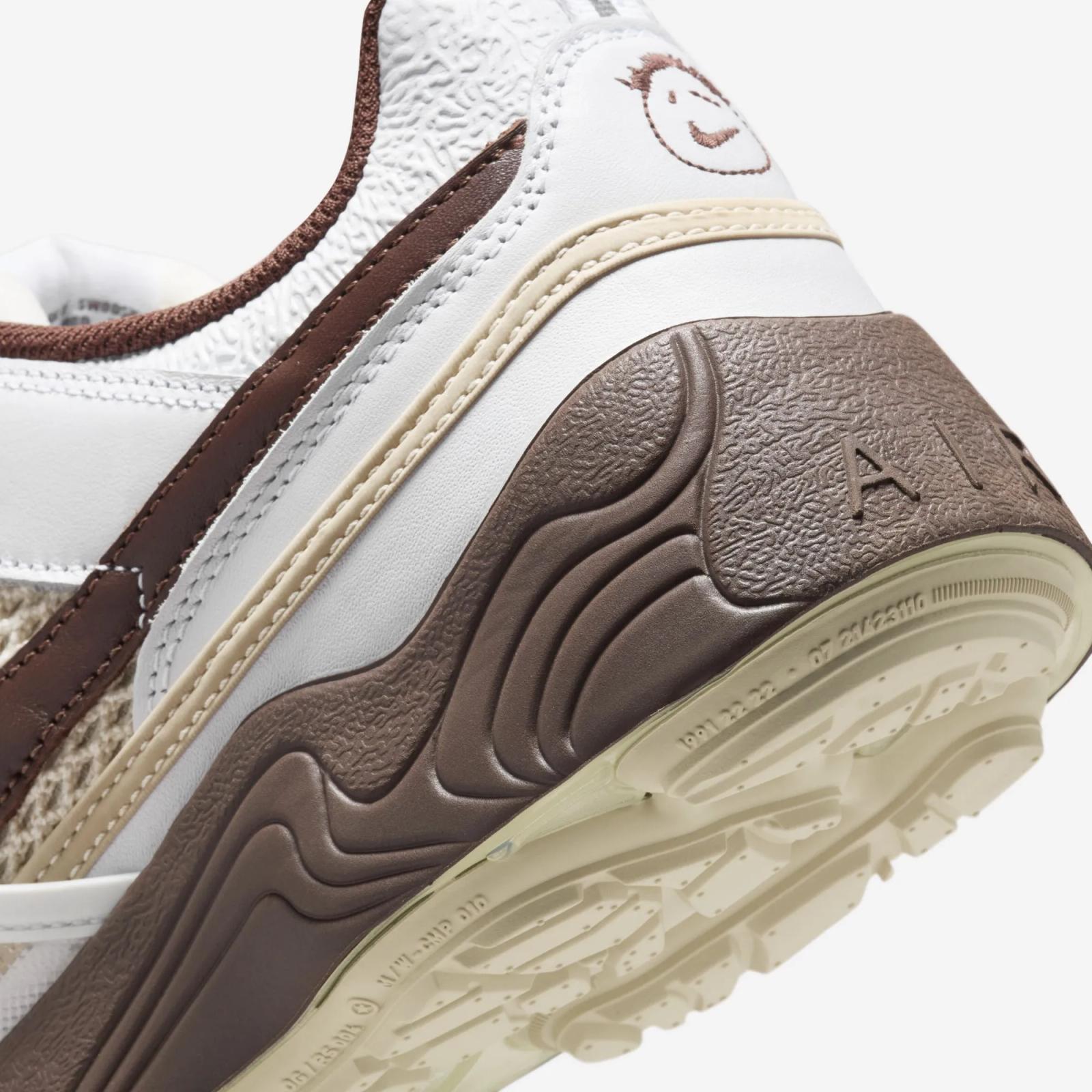 Travis Scott x Nike Zoom Field Jaxx White / Chocolate HQ3073-100