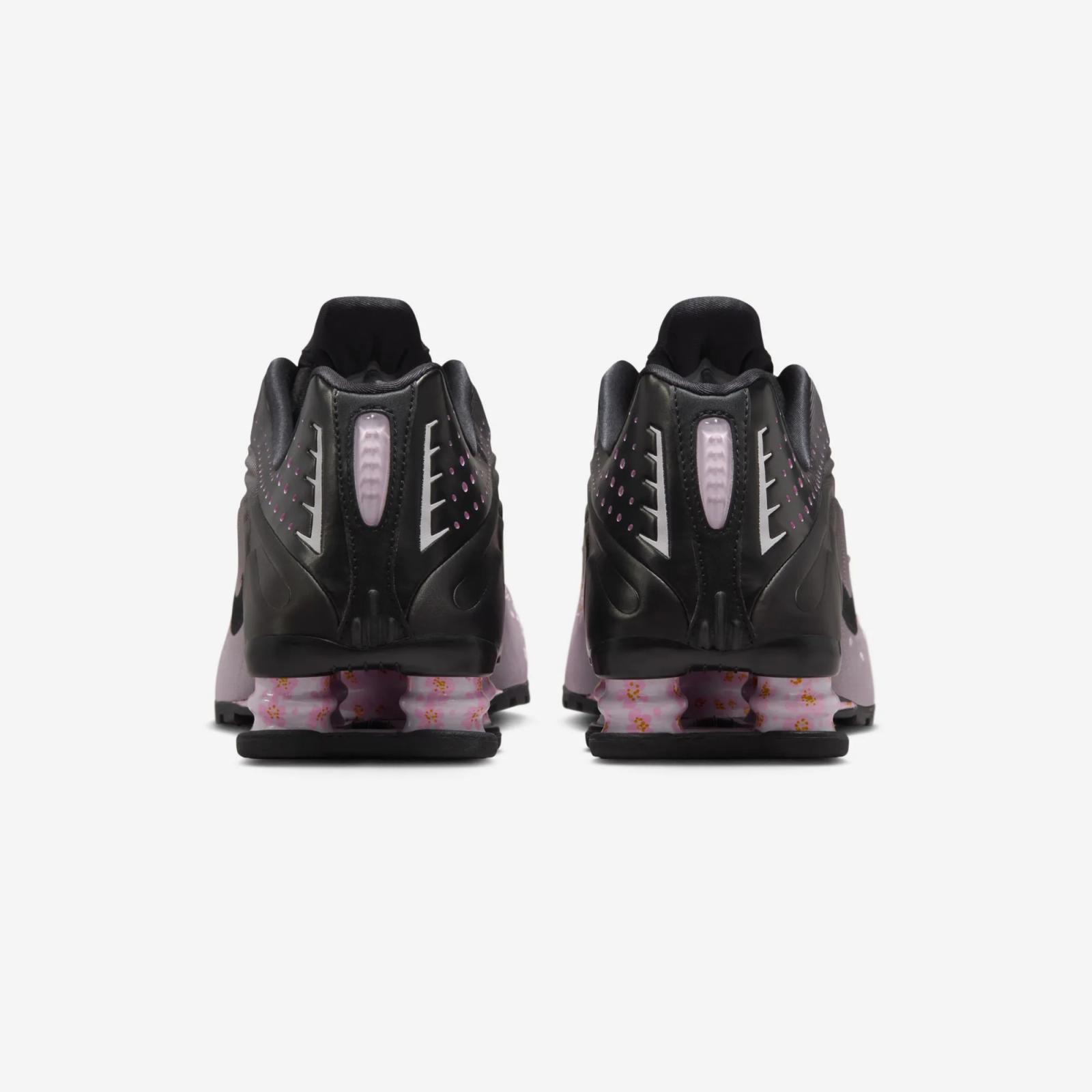 Nike Shox R4 Sakura / Regal Pink IB8872-600 Release Date 2025