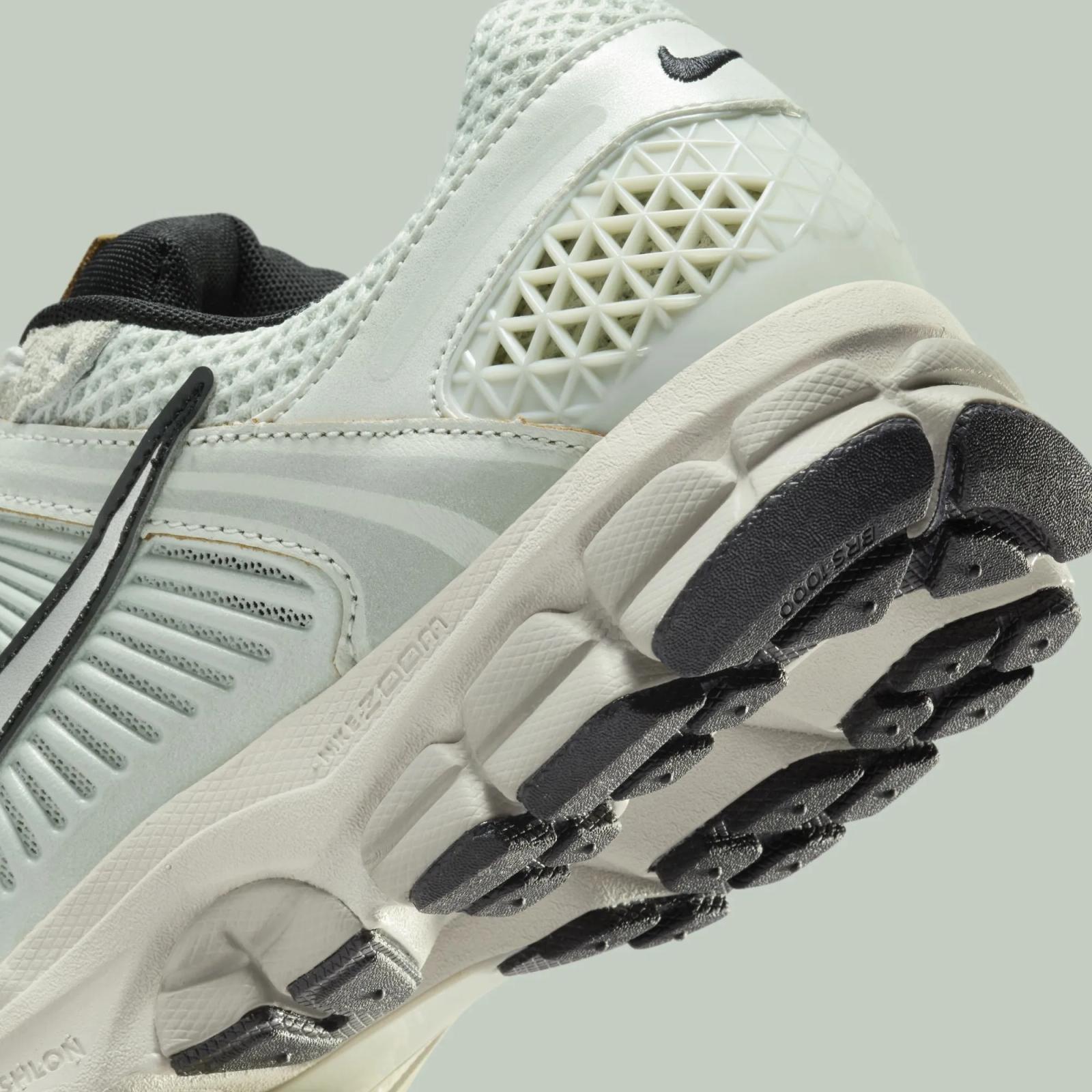 Nike Zoom Vomero 5 Light Silver / Chrome FN6742-001