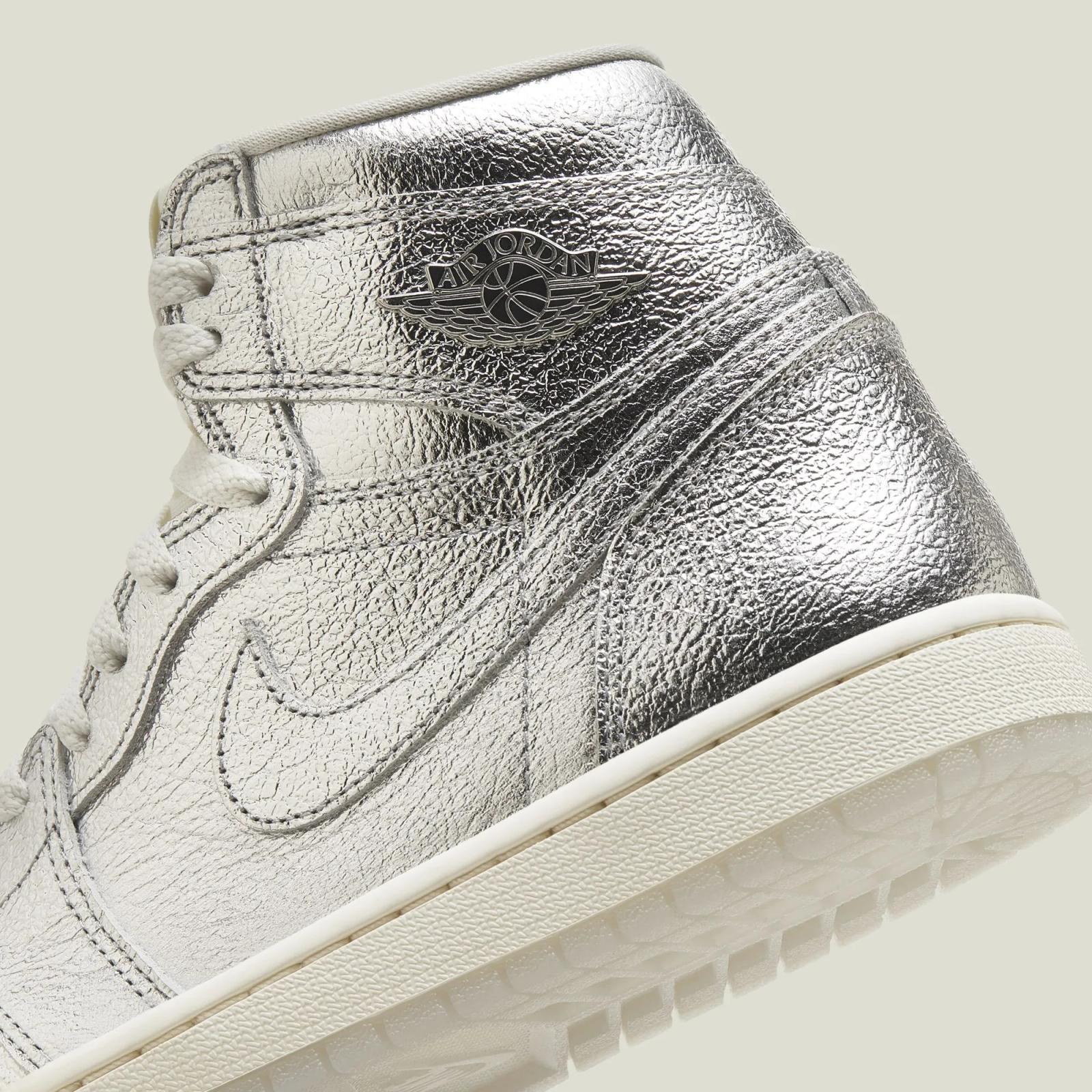 Air Jordan 1 Retro High OG Chrome FN7249-001