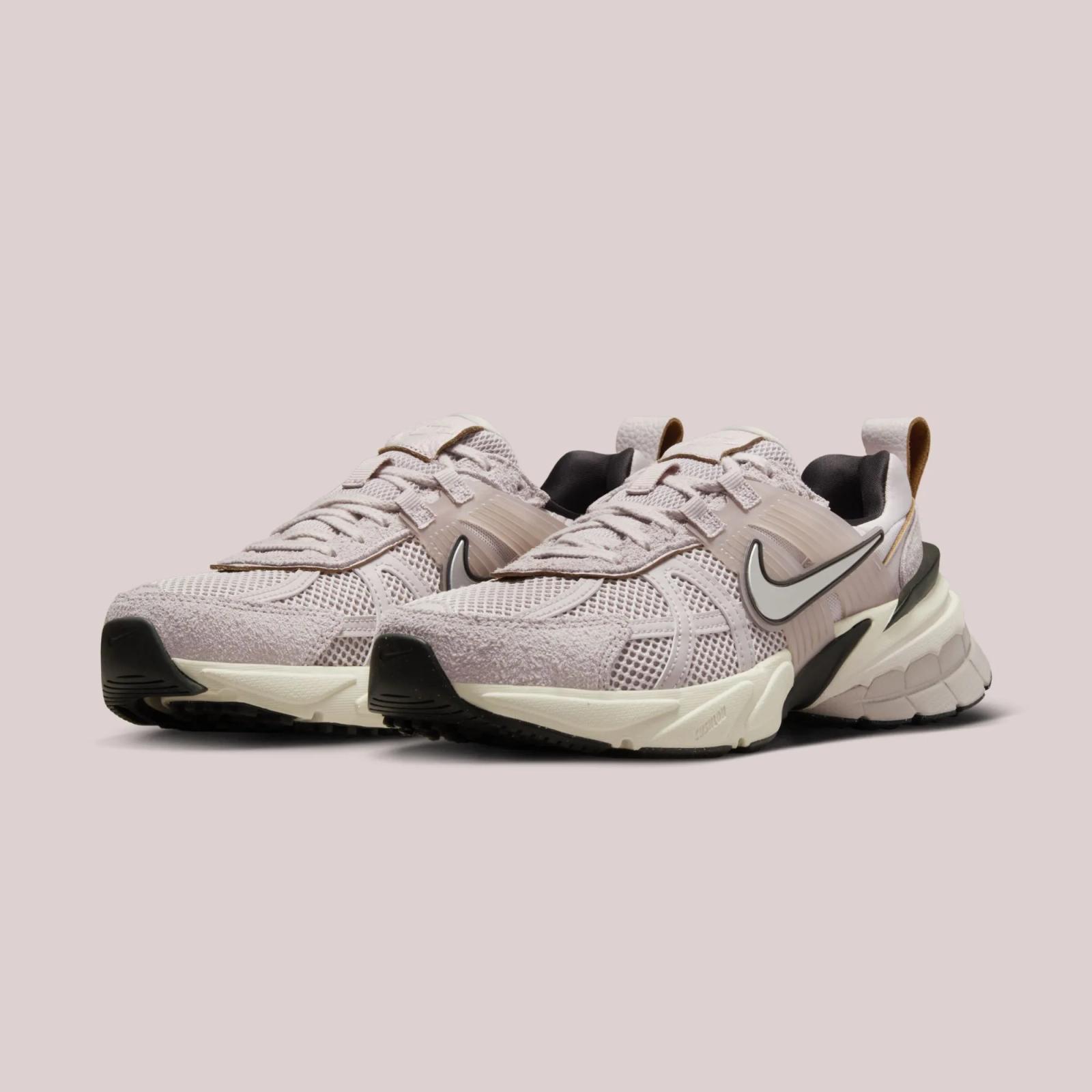 Nike V2K Run Platinum Violet / Chrome FN6703-001