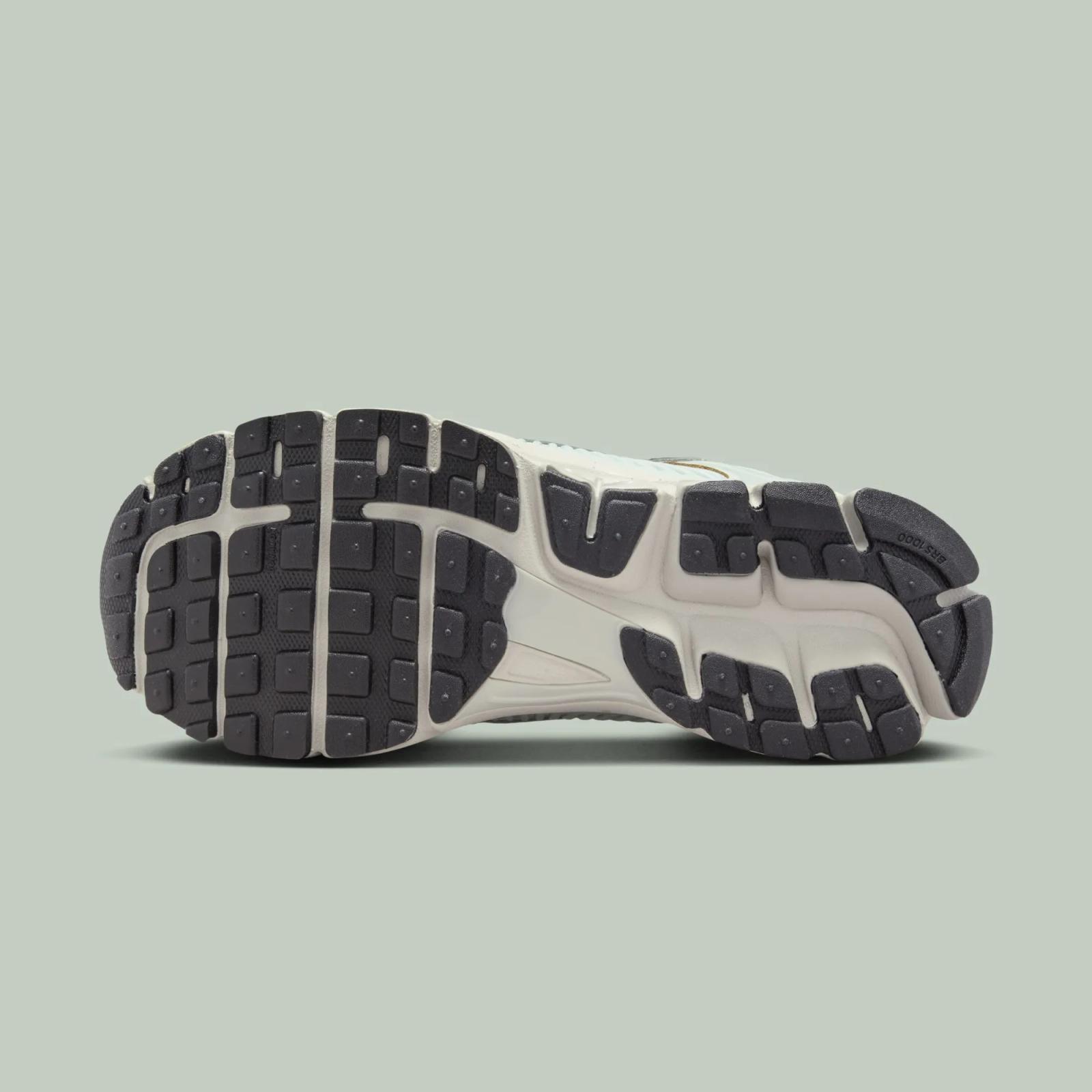 Nike Zoom Vomero 5 Light Silver / Chrome FN6742-001