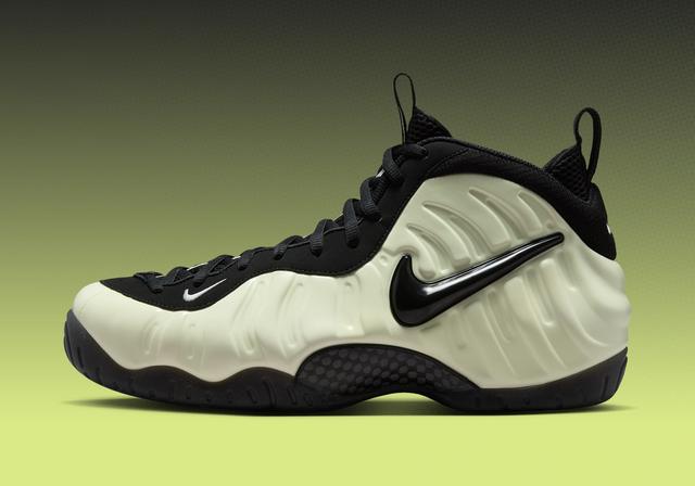 Nike Air Foamposite Pro Premium "Glow In The Dark" Summit White/Black