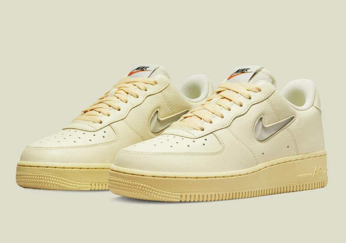 Nike Air Force 1 ’07 LX WMNS Coconut Milk