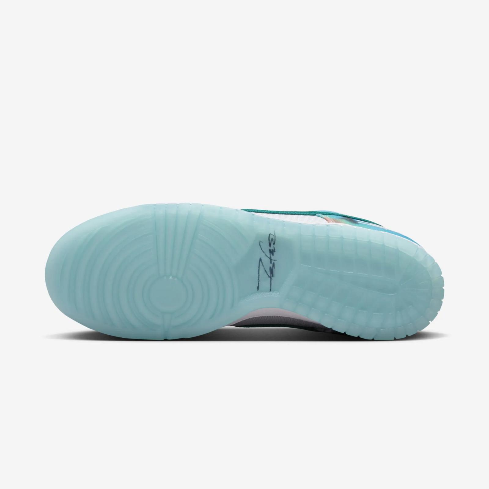 Futura Laboratories x Nike SB Dunk Low OG QS Bleached Aqua HF6061-400