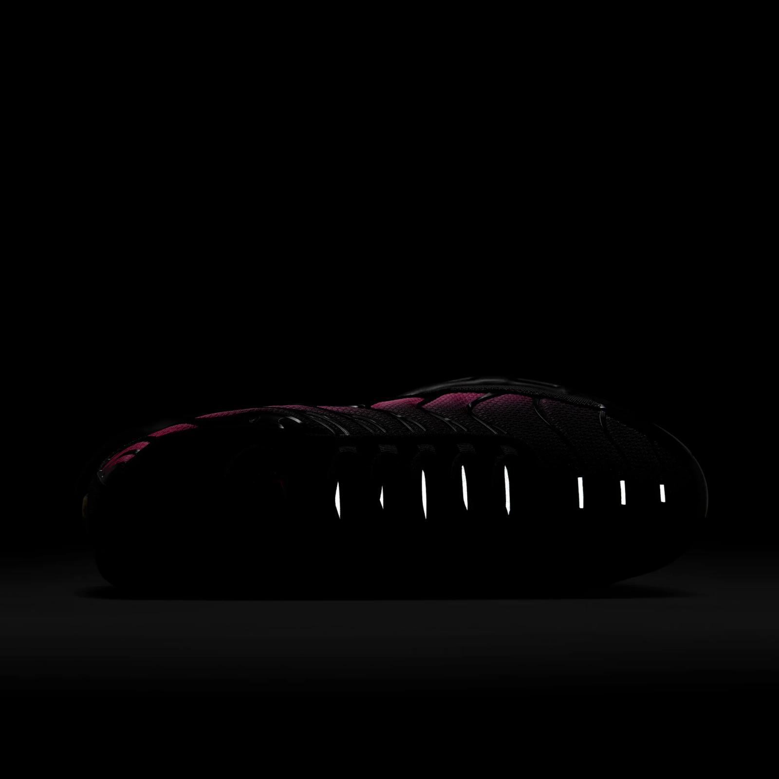 Nike Air Max Plus OG "Black & Hyper Pink" returns in 2026