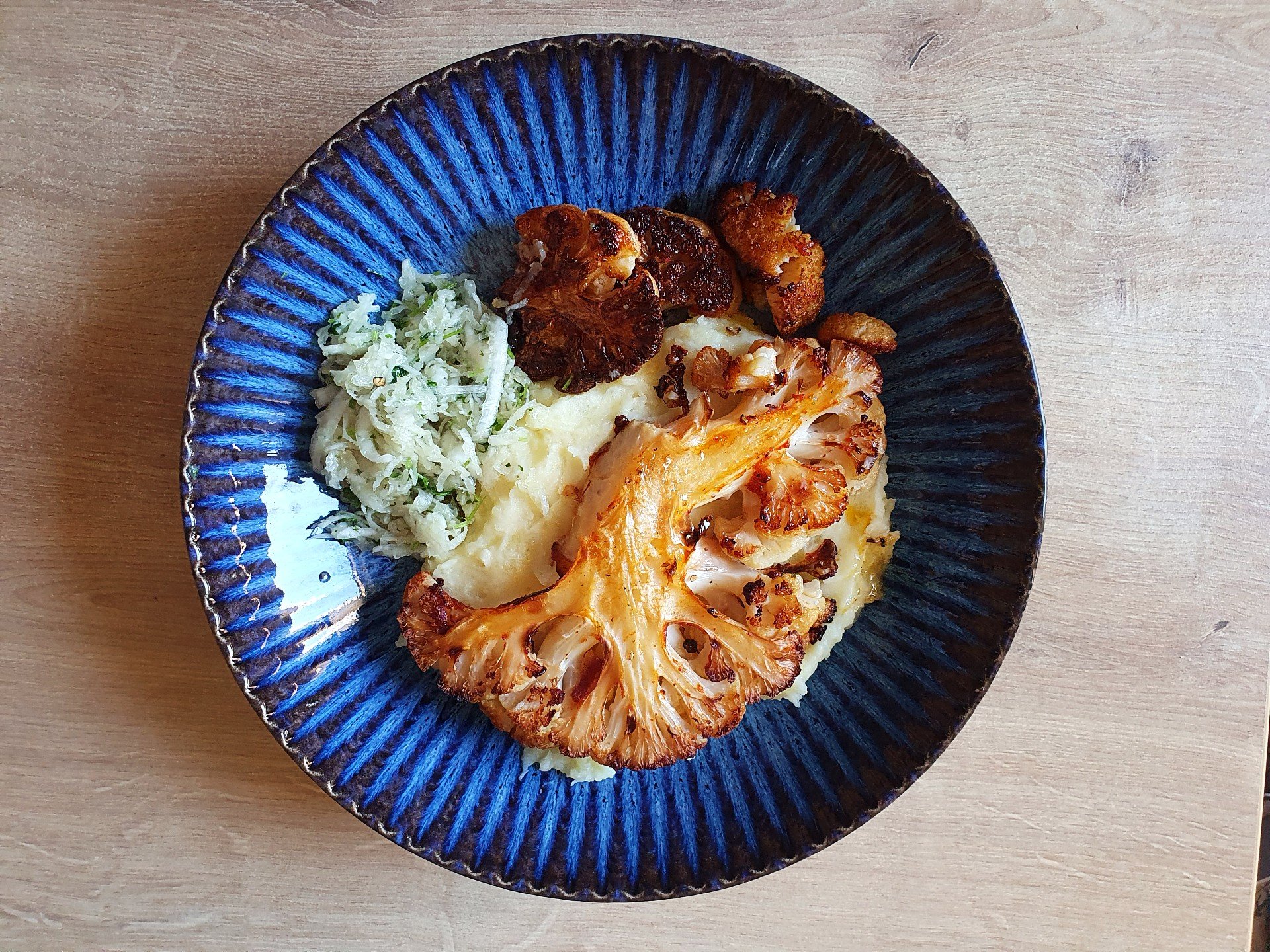 Kalafior, puree, i surówka z dziwnej rzodkwi