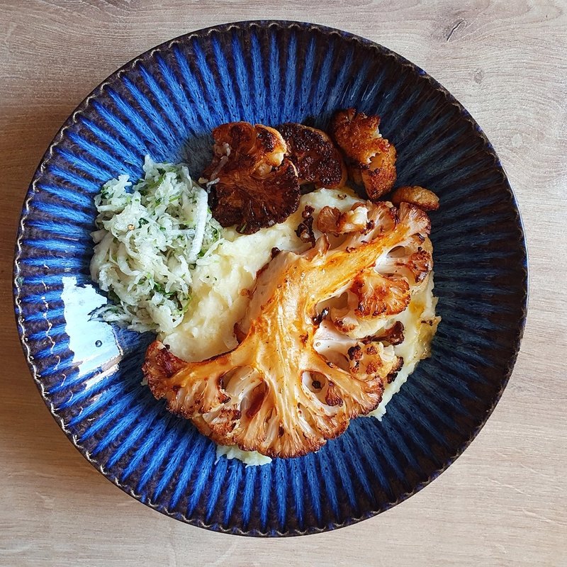 Kalafior, puree, i surówka z dziwnej rzodkwi Kalafior, puree, i surówka z dziwnej rzodkwi