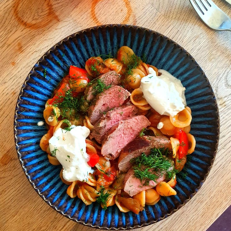 Orechiette, z kaczką, burratą i pieczonymi warzywami Orechiette, z kaczką, burratą i pieczonymi warzywami