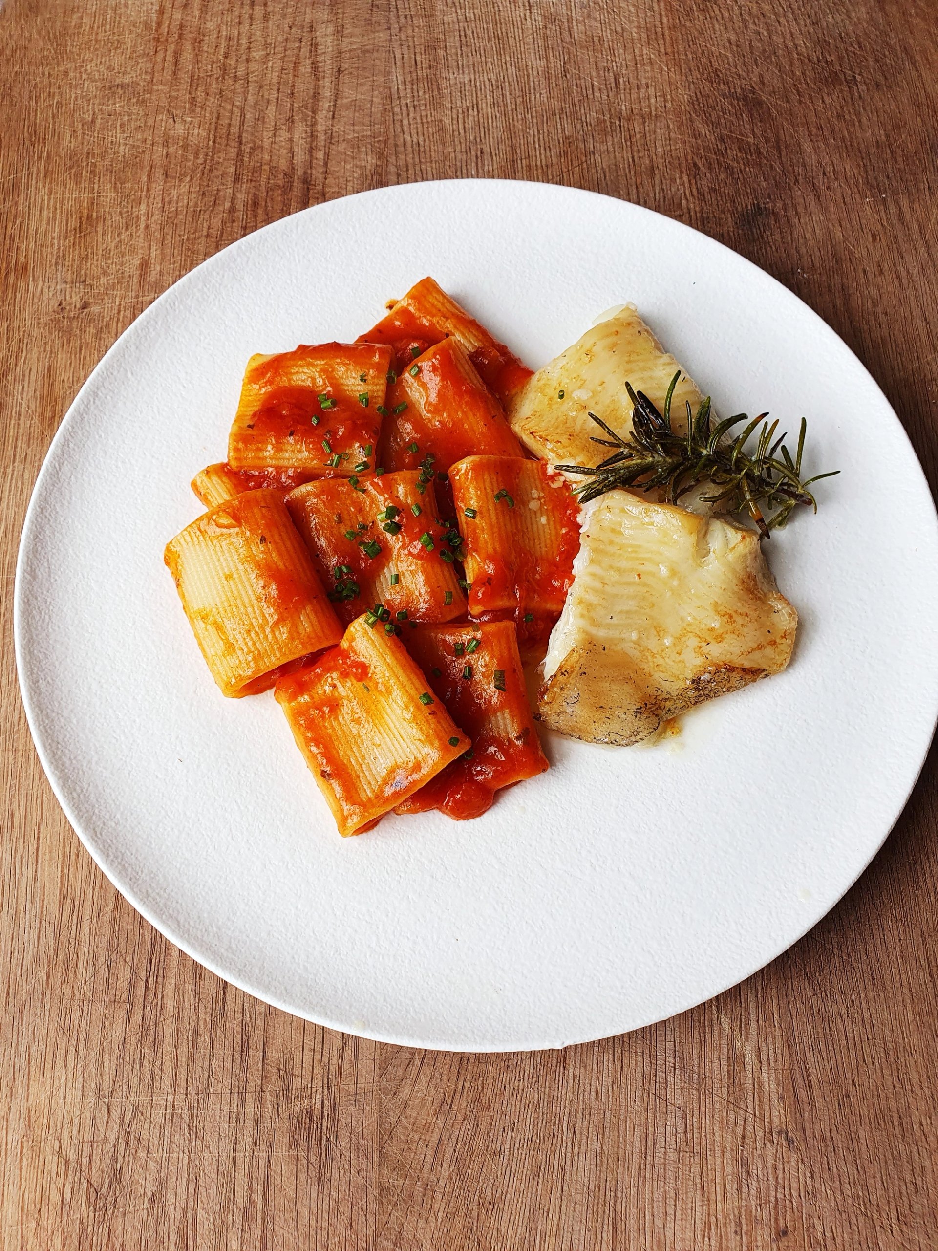 Tak, to jest makaron w sosie pomidorowym, z rybą