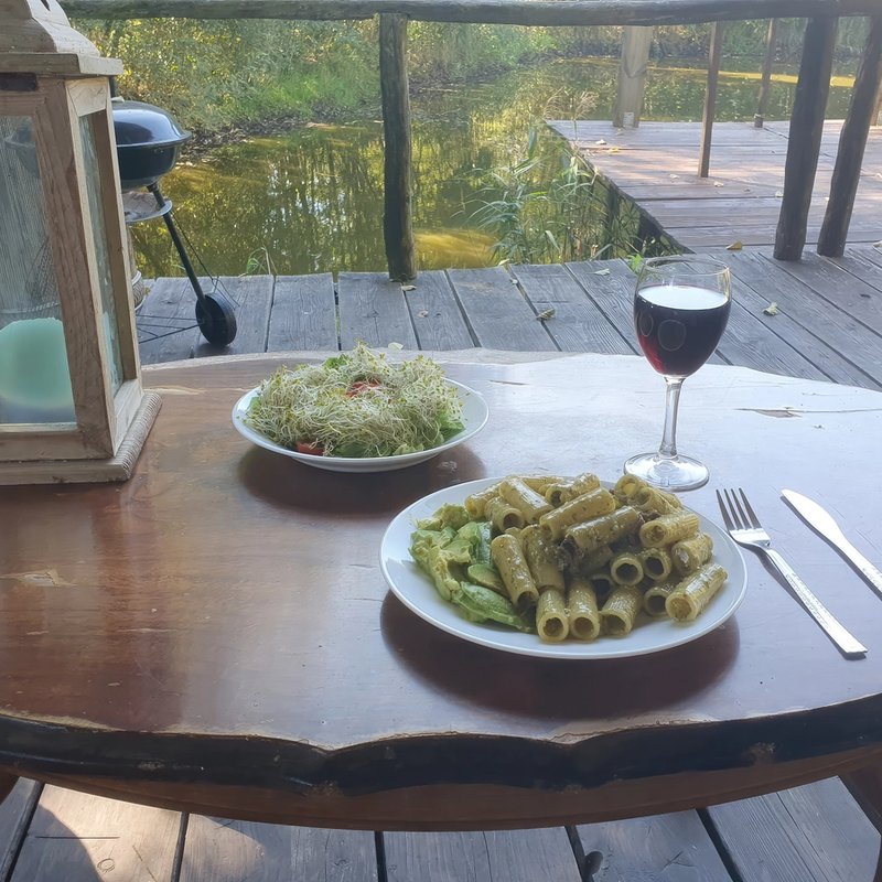 Rigatoni z pesto w całkiem ładnym miejscu Rigatoni z pesto w całkiem ładnym miejscu