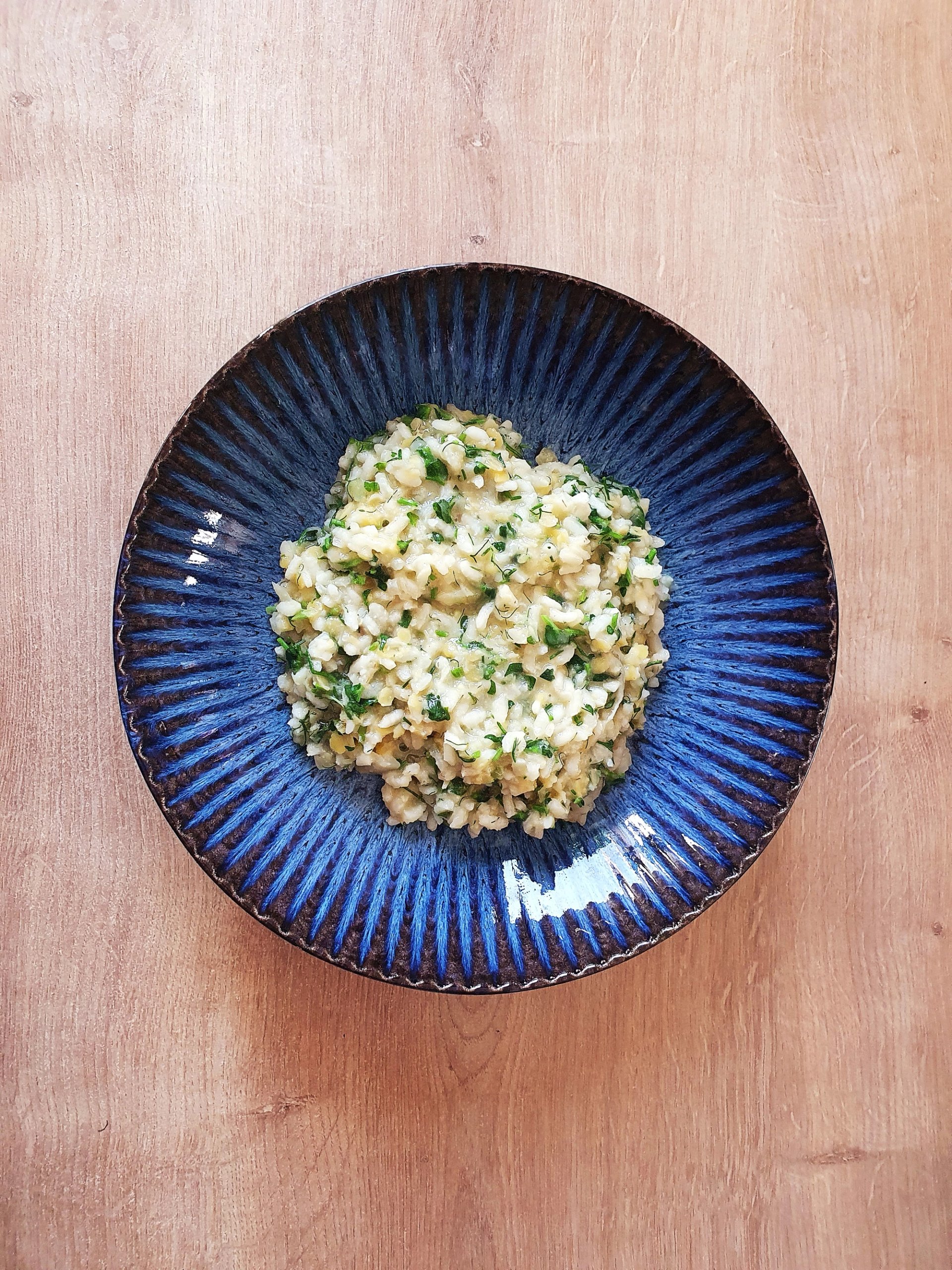 Klasyczne, parmezanowo-winno-bulionowe risotto z groszkiem cukrowym (kiełkami)