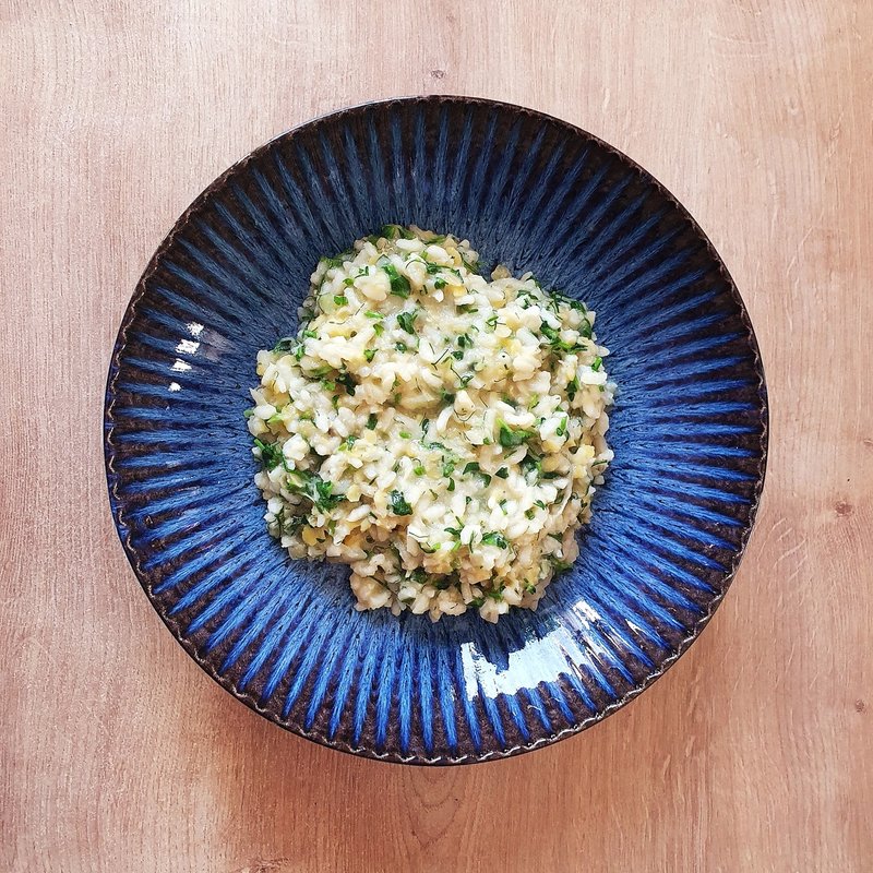 Klasyczne, parmezanowo-winno-bulionowe risotto z groszkiem cukrowym (kiełkami) Klasyczne, parmezanowo-winno-bulionowe risotto z groszkiem cukrowym (kiełkami)