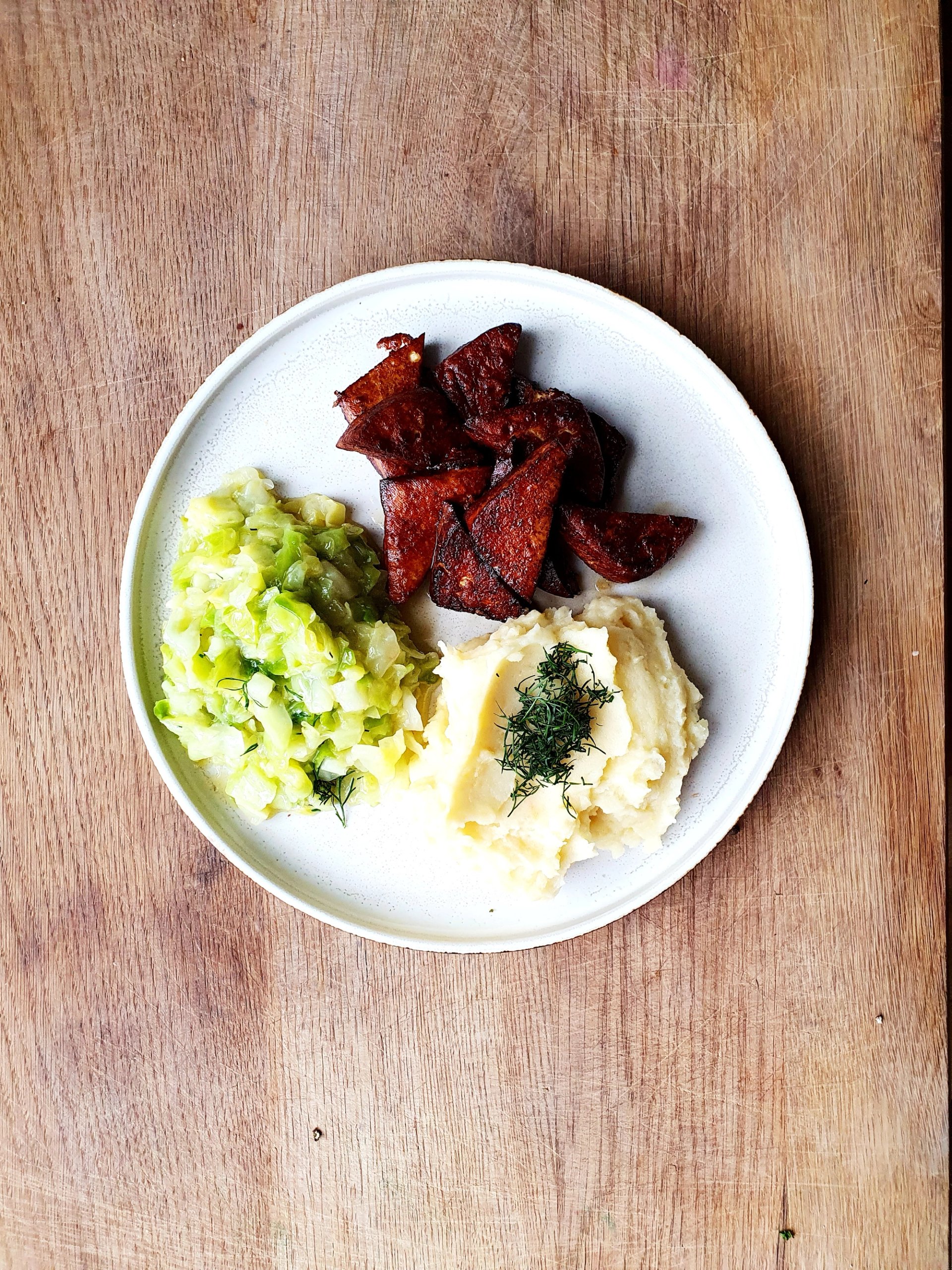 Niedzielny wege obiad - ziemniaczki, tofu, kapusta zasmażana młoda