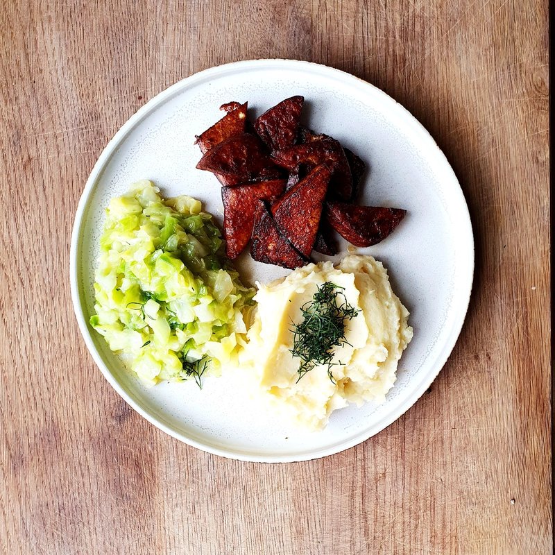 Niedzielny wege obiad - ziemniaczki, tofu, kapusta zasmażana młoda Niedzielny wege obiad - ziemniaczki, tofu, kapusta zasmażana młoda