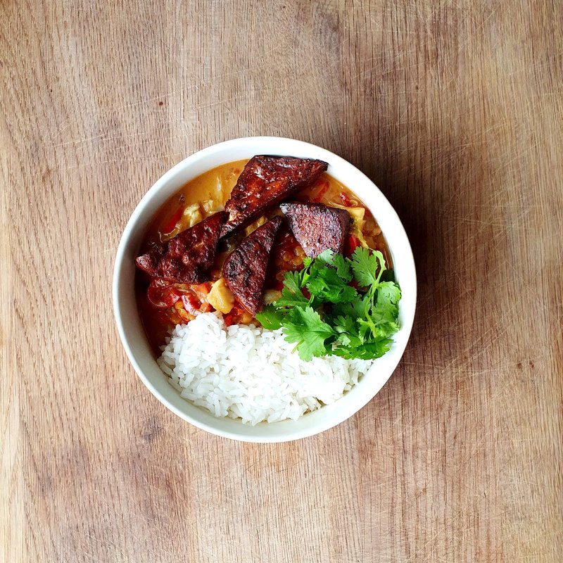 Curry, ryż i trójkątne tofu Curry, ryż i trójkątne tofu