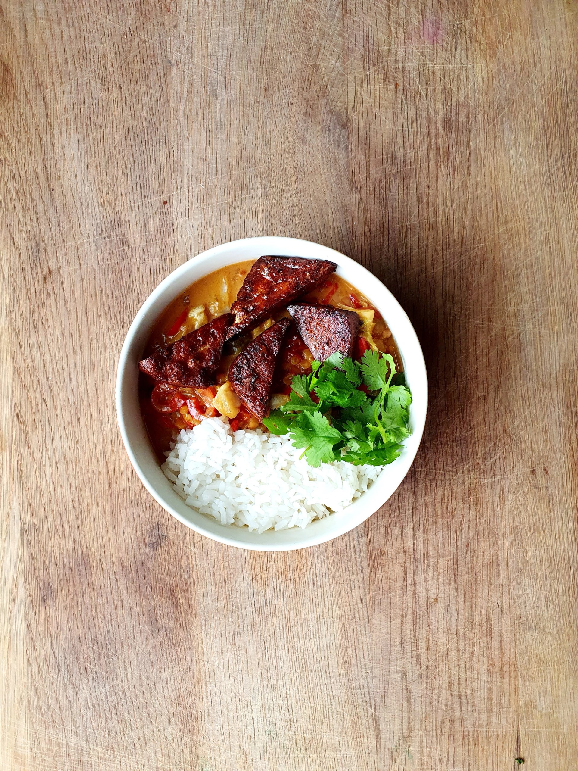 Curry, ryż i trójkątne tofu Curry, ryż i trójkątne tofu