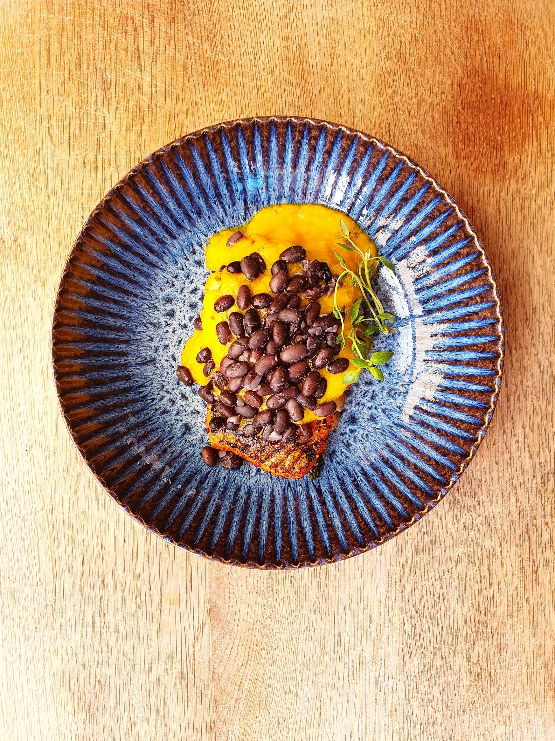 Grillowana ryba, sos mango, czarna fasola